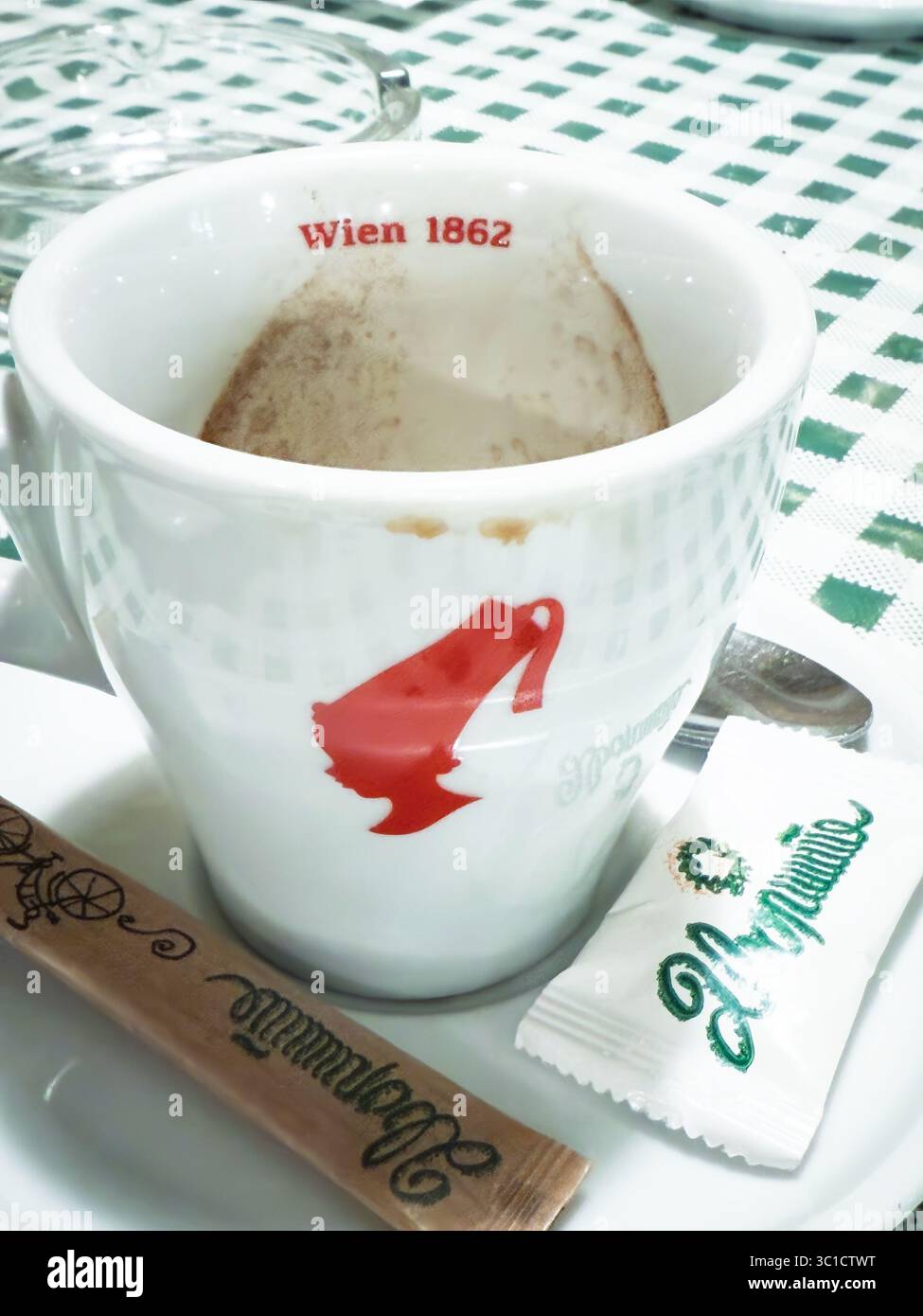 BELGRAD, SERBIEN - 22. APRIL 2025: Nahaufnahme einer weißen Julius Meinl Espressomaschine mit rotem Silhouettenlogo und Wien 1862-Print, Kaffeereste auf dem Stockfoto