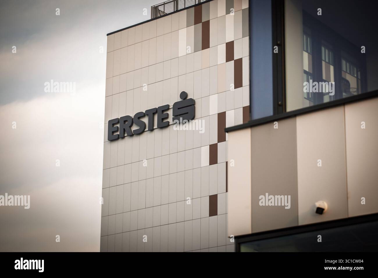 BELGRAD, SERBIEN - 22. APRIL 2025: Das erste Bank-Logo erscheint auf der lokalen Niederlassung in Belgrad. Die erste Banka gehört zur ersten Gruppe und ist eine serbische Reta Stockfoto