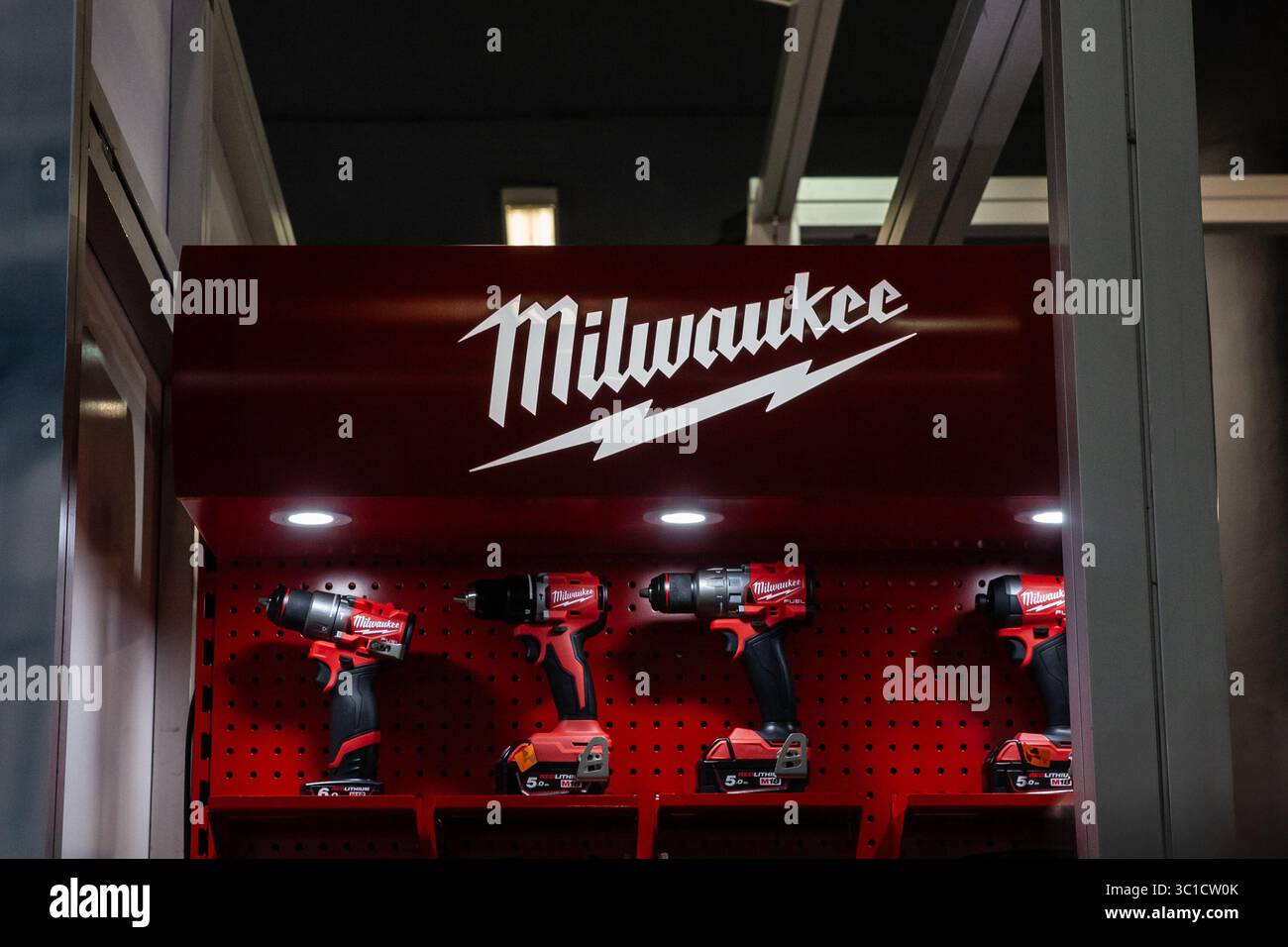 BELGRAD, SERBIEN - 22. MÄRZ 2025: Innenausstellung von Milwaukee-Elektrowerkzeugen in ihrem Händler in Belgrad. Milwaukee Electric Tool Corporation ist Stockfoto