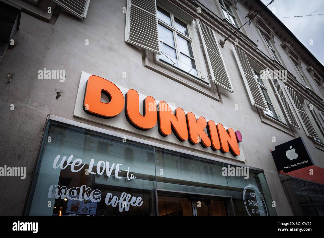 GRAZ, ÖSTERREICH - 17. DEZEMBER 2024: Dunkin Coffee and Donut Shop in Graz, Österreich. DD, oder Dunkin Donuts, ist eine amerikanische Fast Food-Kette und Bäckerei. Stockfoto