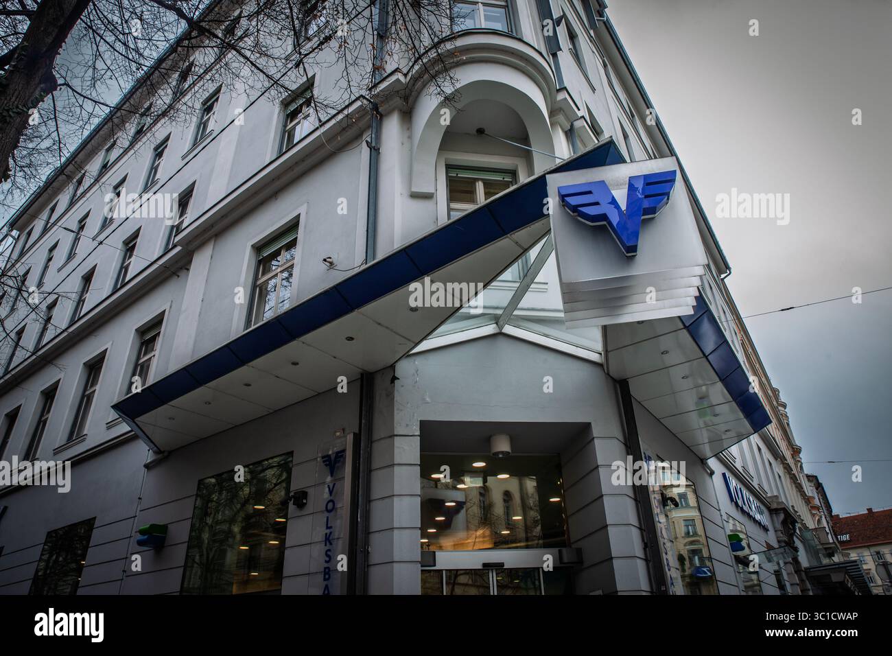 GRAZ, ÖSTERREICH - 17. DEZEMBER 2024: Das Volksbank-Logo wurde vor dem örtlichen Büro für Graz aufgenommen. Volksbank oder osterreichische volksbanken oder OVAG, i Stockfoto