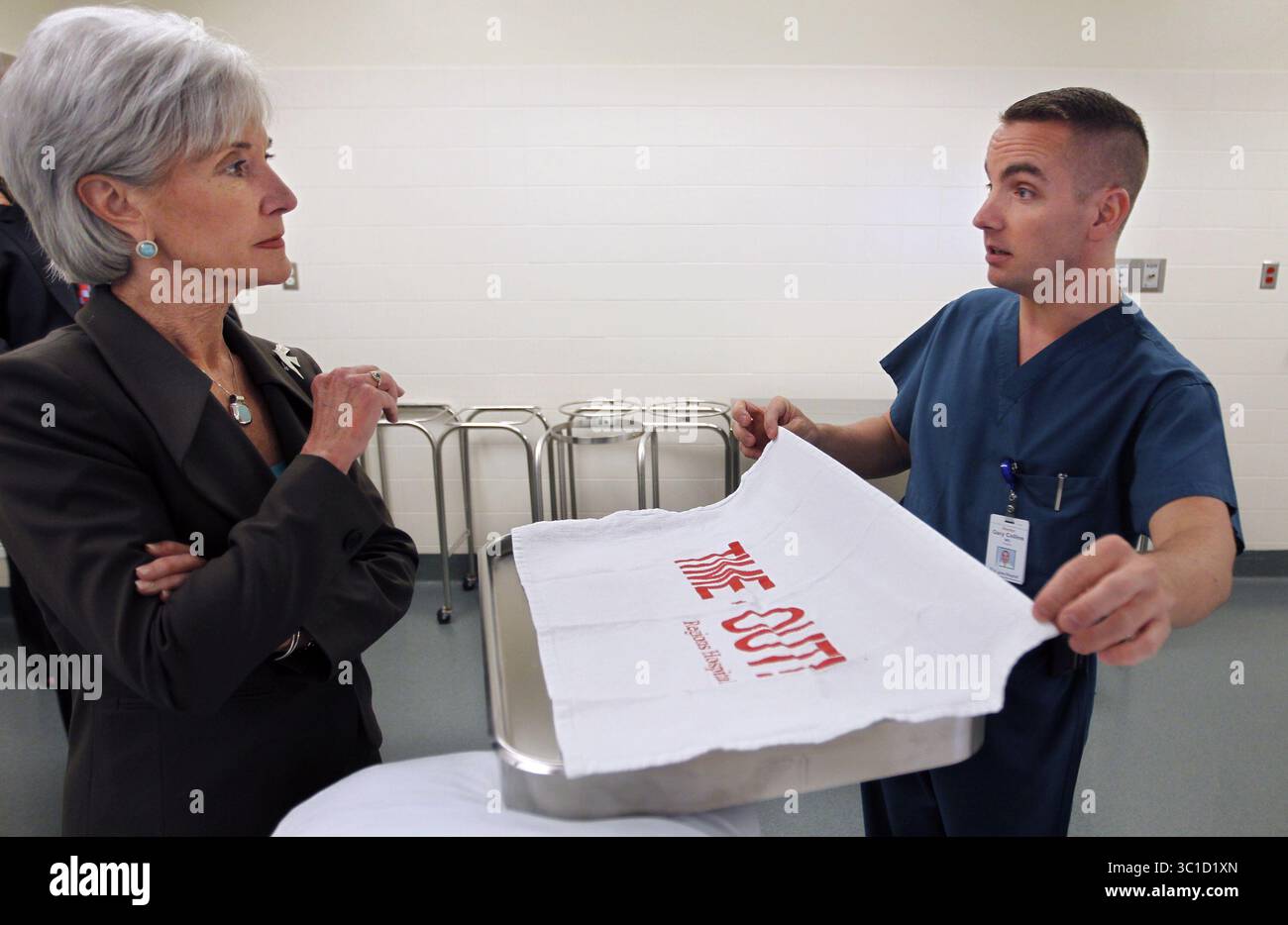 Juni 2, 2011 - USA - / Paul, MN; 11.06.11; von links nach rechts im Regions Hospital, Gesundheits- und Human Services Sekretärin Kathleen Sebelius unterhielt sich mit Traumachirurg Gary Collins. Er wies auf ein „Timeout“-Blatt hin, das über chirurgischen Instrumenten platziert wird, damit alle an einer Operation Beteiligten eine Checkliste durchlaufen, um Fehler zu vermeiden. Sebelius fördert eine Obama-Initiative zur Qualität der Gesundheitsversorgung und lobt Regionen für Strategien, die Krankenhausinfektionen, Operationen an falschen Standorten und andere medizinische Gremlins reduzieren. Die Beseitigung vermeidbarer Verletzungen und Komplikationen könnte 60.000 Menschenleben und $ retten Stockfoto