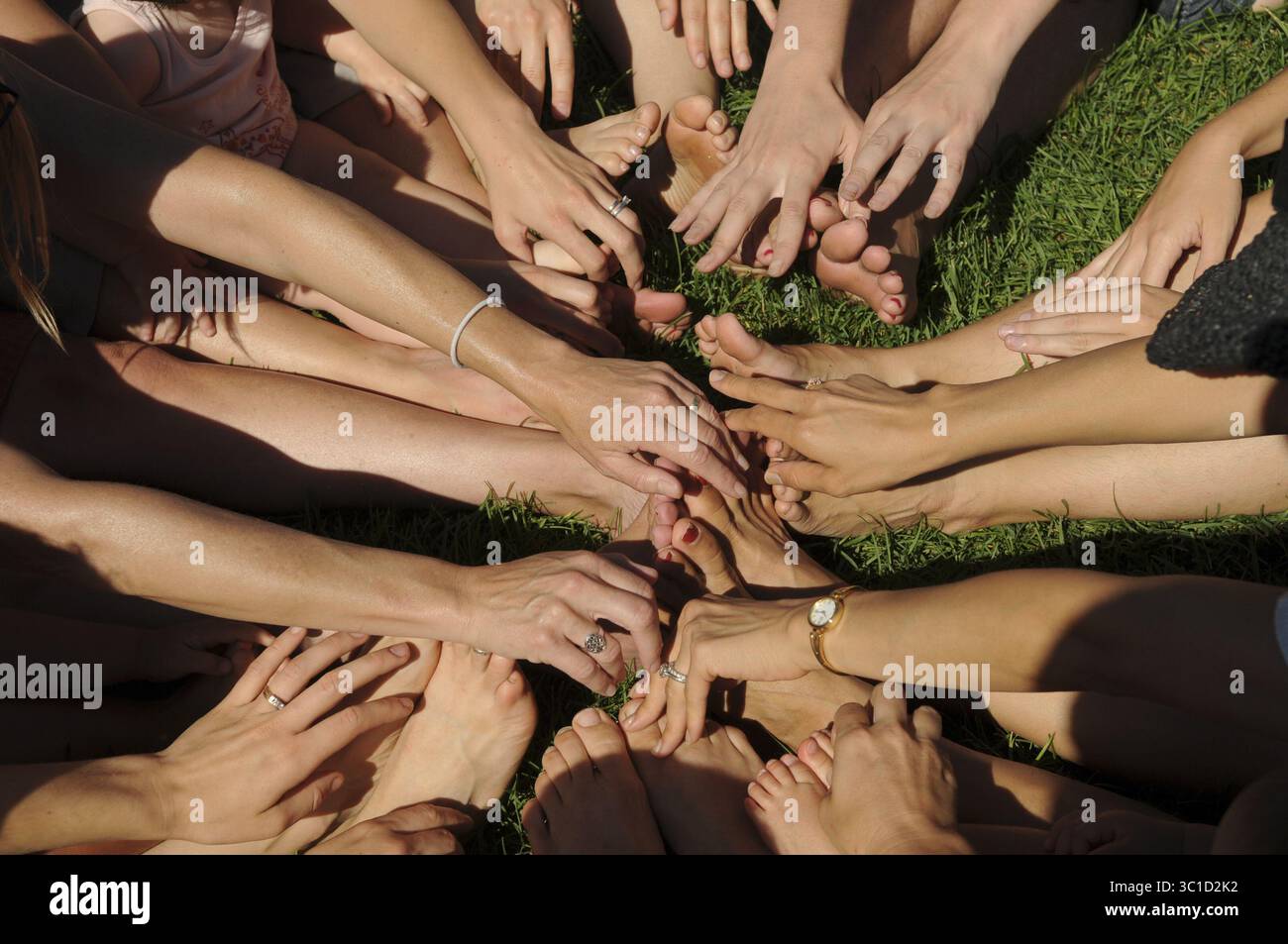 26. Juli 2011 - Minneapolis, Mn, USA - Milissa Link, von Tree of Life Yoga, bietet unterhaltsames Familienyoga für Mütter und Kinder, das sie tot Mama Yoga nennt. Am Dienstag, den 26. Juli 2011, erlebten zehn Mütter und ihre Kinder im Alter zwischen 18 Monaten und 3 Jahren im Walker Art Center Yoga, um sich mit anderen Müttern zu verbinden und um ein geselliges Ereignis zu veranstalten. Der Tot Mama Yoga legt den Fokus auf spielerische Yoga-Haltungen wie eine sitzende Vorwärtsbeugung oder in diesem Fall „Kitzel Zehen“. In dieser Haltung bilden Mütter und Kinder einen Kreis und tou Stockfoto