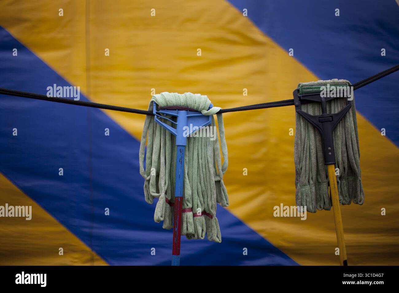 25. Mai 2011 - Bloomington, MN, USA - ..BLOOGTON - 5. Mai 25/11 - die neueste Show des Cirque du Soleil, OVO, wird am Donnerstag unter dem Grand Chapiteau in der Mall of the America's North Lot eröffnet. Am Mittwoch probten die Künstler und das Geschäft, die Show für die Eröffnung vorzubereiten, fand statt... AUF DIESEM FOTO: Wischt am Mittwoch vor einem Cirque du Soleil Zelt trocken. (Bild: Jeff Wheeler/Minneapolis Star Tribune/TNS via ZUMA Wire) Stockfoto