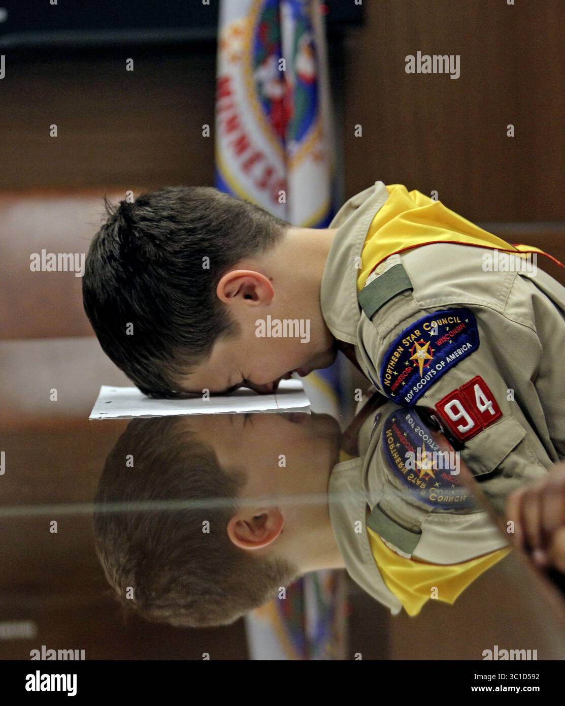 Juni 2011 - St. Paul, MN, USA - -24. Juni 2011- St. Paul: AUF DIESEM FOTO: Sen. Al Franken (D-Minn.) Wir trafen uns mit einer Gruppe von aufstrebenden Eagle Scouts von St. Paul's East Side, die ihn nach seinem Job und nationalen Problemen fragen werden, während sie auf ihr Verdienstzeichen „Citizenship in the Nation“ hinarbeiten. Hier, Taylor Mazur, 12, ist fertig, während er auf den Senator wartet. (cq) Taylor Mazure (Bild: David Joles/Minneapolis Star Tribune/TNS via ZUMA Wire) Stockfoto