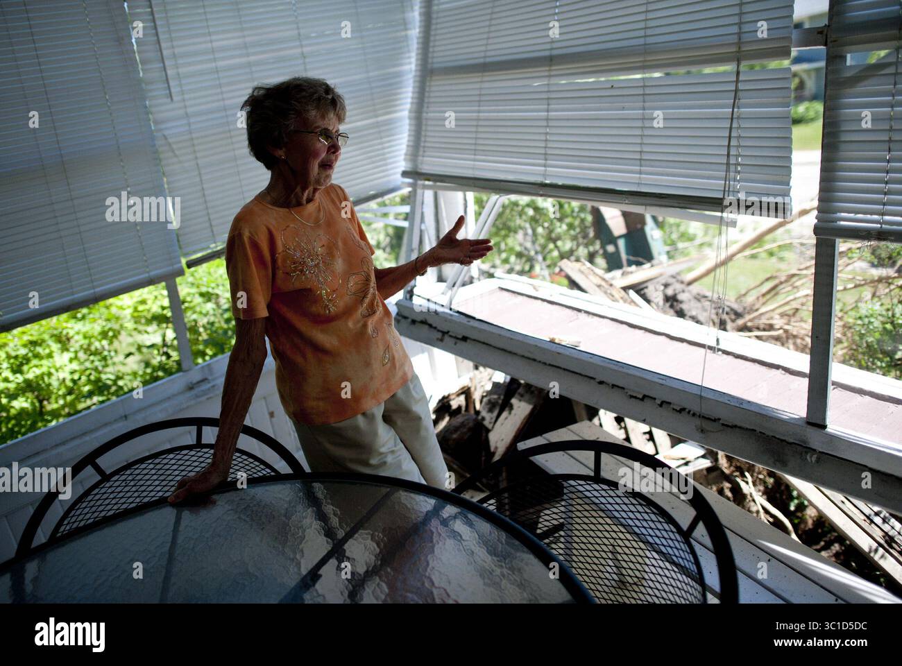 11. Juli 2011 – Minnesota, USA – SALLY BROWN stand Montag auf ihrer verfallenen Veranda, nachdem am Sonntagabend Stürme durch das Sauk Centre in Minnesota gewühlt hatten. 80 bis 85 Meilen pro Stunde geradlinige Winde zerrissen Bäume in der ganzen Stadt. Ein sich schnell bewegender Sturm verursachte Schäden, die sich von North Dakota bis Minnesota erstreckten. (Kreditbild: Glen Stubbe/Minneapolis Star Tribune/TNS via ZUMA Wire) Stockfoto