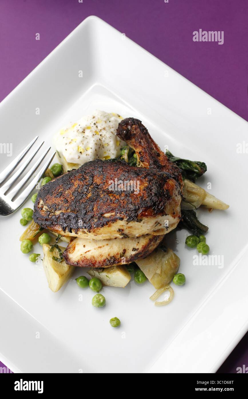 August 2011 – Minneapolis, MN, USA – das neue Restaurant „Organic Chicken“ im The Walker hat noch immer den legendären Fenstertisch für größere Gruppen. Der Ort ist an dieser Stelle nur zum Mittagessen geöffnet.  Assignments #20019141A  5. August 2011  SLUG: Rn0811  ZUSÄTZLICHE INFORMATIONEN: Josh(CQ)Brown   Rezension des Restaurantes GATH, das neue Restaurant im ehemaligen 20,21 Raum im The Walker. Koch Josh Brown, Gemüsesalat, Wildlachs, süße Erbsen-Agnolotti, Ziegenkäse Panna Cotta. (Kreditbild: Tom Wallace/Minneapolis Star Tribune/TNS via ZUMA Wire) Stockfoto