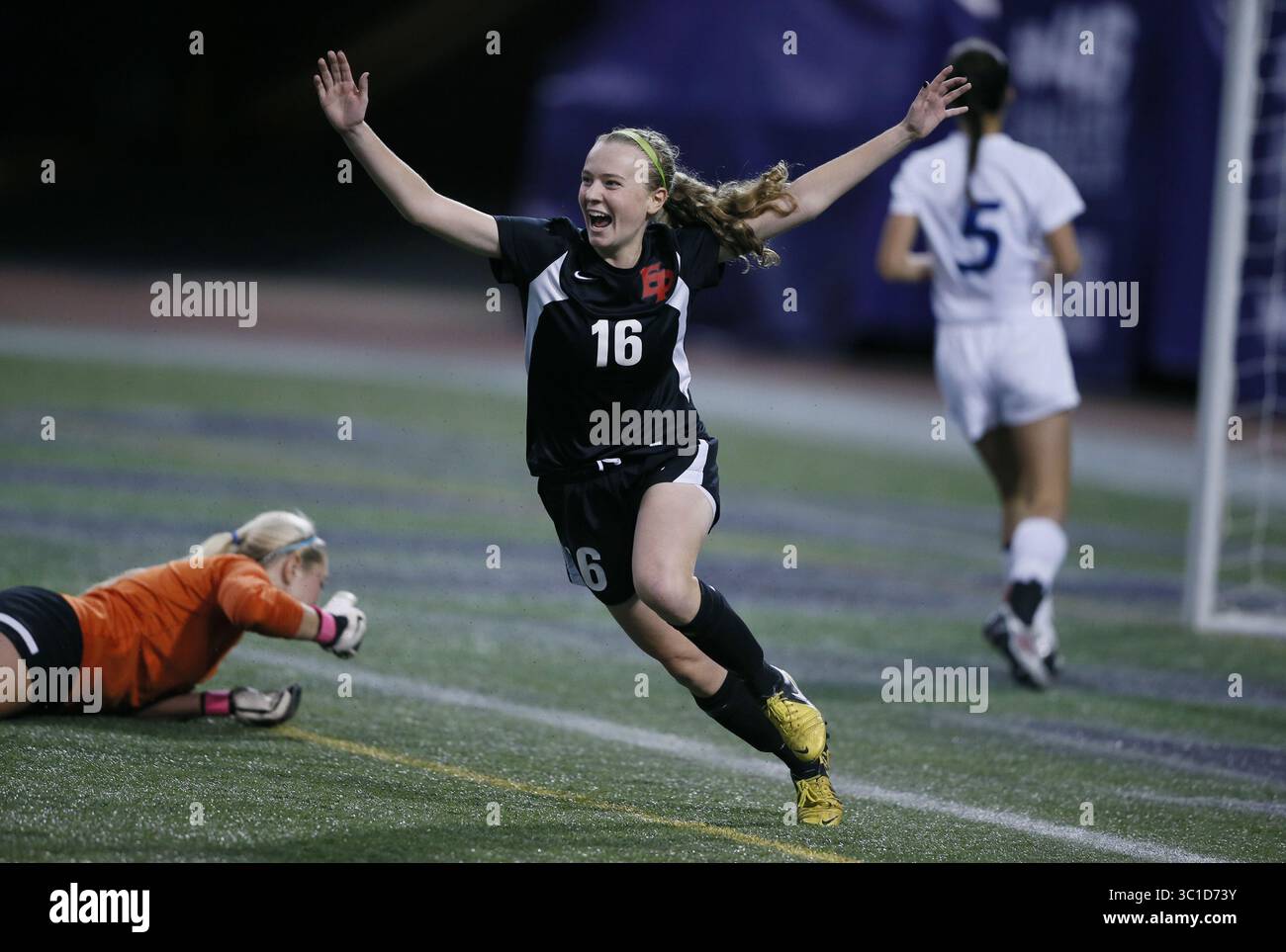 29. Oktober 2013 - Minneapolis, MN - Minnesota, USA - Eden Prairie's April Bockin reagierte, nachdem sie ihr 2. Tor des Spiels gegen Minnetonkas Torhüter Allison Haworth während der 2. Klasse AA Mädchen Fußball Action in der Metro Dome zwischen Eden Prairie und Minnetonka erzielte. Dienstag, 29. Oktober 2013 in Minneapolis, MN. Minnetonka schlug Eden Prairie 3-2 in doppelter Überstunden (Kreditbild: Jerry Holt/Minneapolis Star Tribune/TNS via ZUMA Wire) Stockfoto