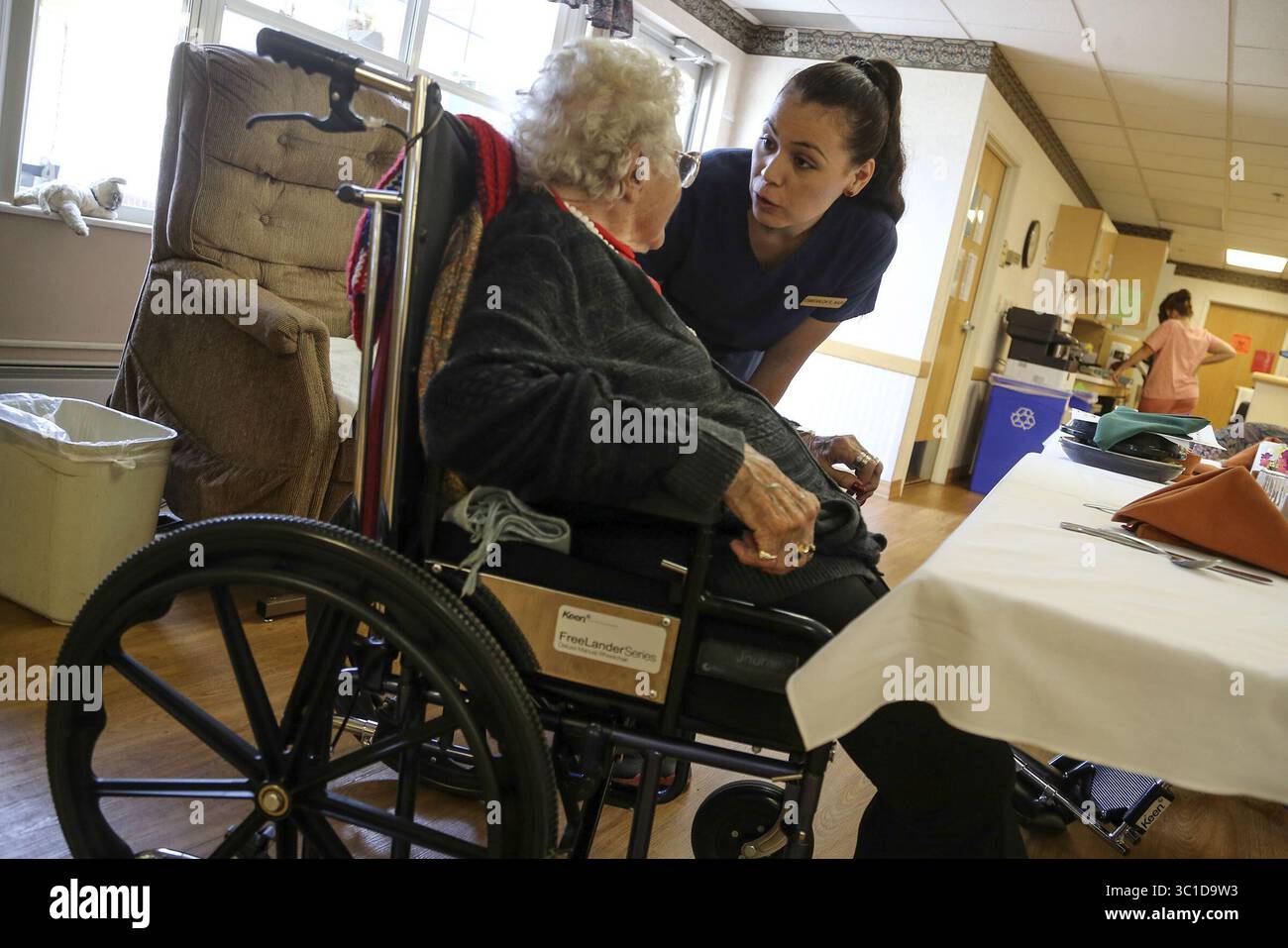 28. Juli 2014 – Mankato, MN, USA – Esmeralda Reyes ist eine 25-jährige, die eine Berufsausbildung im Rahmen des FastTRAC-Programms für Erwachsene in Minnesota absolvierte. Das Weiße Haus nannte das Programm als Beispiel dafür, wie man arbeitslose oder unterbeschäftigte Erwachsene ausbildet. Esmeralda nutzte das Programm, um eine zertifizierte Pflegeassistentin zu werden und nutzt nun ihre Dienste, um eine lizenzierte praktische Pflegekraft auszubilden. Am Dienstag, den 29. Juli 2014, arbeitete sie mit dem 101-jährigen Bewohner Gladys Light zusammen, der im St. Gertrude's Health Center in Shakopee, MN, wohnt. Minnesota bewertet ein paar Erwähnungen in einem neuen White Stockfoto