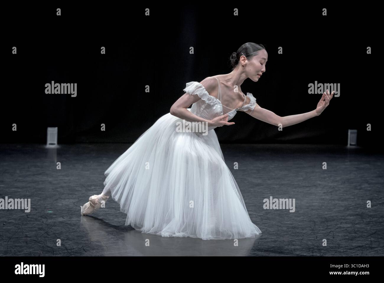 London, Großbritannien. Juli 2025. Yui Yonezawa tritt in „Giselle“ während einer Probenvorschau auf, während das National Ballet of Japan sein Debüt im Royal Opera House unter der Leitung ihres künstlerischen Leiters Miyako Yoshida gibt. Dies ist das erste Mal, dass eine asiatische Tanzkompanie seit mehr als 15 Jahren auf der Hauptbühne des Königlichen Opernhauses auftritt. Guy Corbishley/Alamy Live News Stockfoto