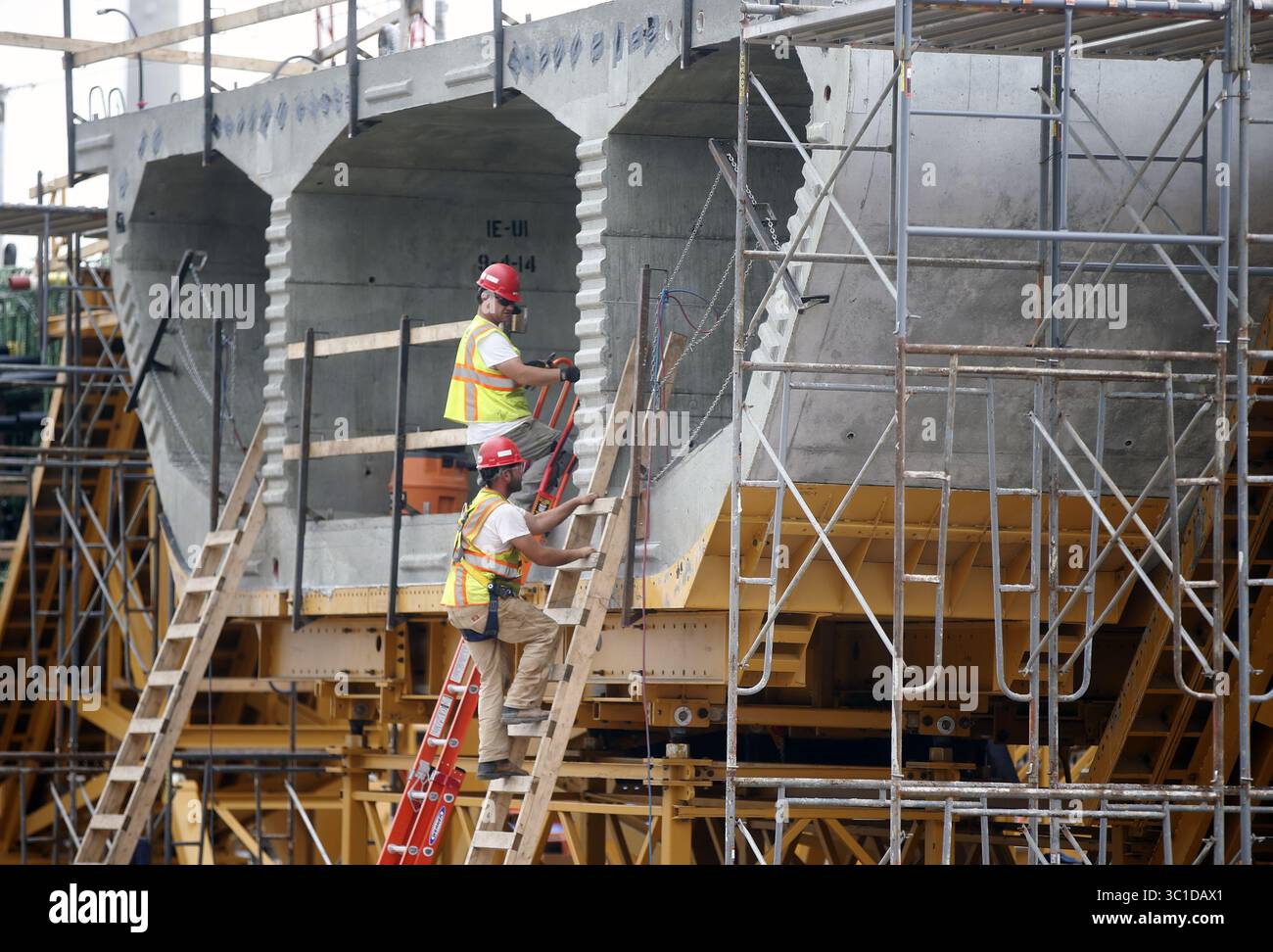 9. September 2014 – Stillwater, MN, Minnesota, USA – auf dem „Casting Yard“ werden 330 Betonfertigteile von etwa 1000 Stück, die für die fast meilenlange St. Croix Crossing Bridge benötigt werden, montiert. Jedes Segment beträgt 43 Fuß. Breit, 10-14 Fuß Hoch 10 Fuß Tief, und bis zu 90 Tonnen. Die Crews bauen einen Stahlverstärkungskäfig in einer Bewehrungsvorrichtung, wobei der Bewehrungsstab wie ein Skelett wirkt. Die Stücke werden in der Reihenfolge wie ein Puzzle zusammengebaut, wobei die Brücke im Herbst 2016 eröffnet werden soll./ (Credit Image: Richard Tsong-Taatarii/Minneapolis Star Tribune/TNS via ZUMA Wire) Stockfoto