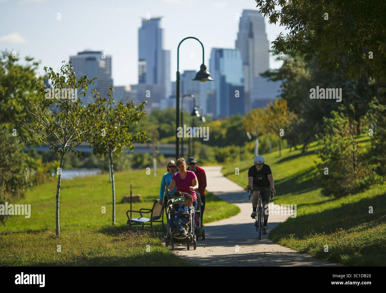 September 2014 – Minneapolis, MN, USA – der Wanderweg am Westufer des Mississippi River nördlich der Plymouth Ave. 15 Jahre nach der Enthüllung eines weitreichenden Plans zur Änderung des oberen Flussufers von Minneapolis bleiben viele der Projekte zur Umwandlung von Industrieländern in Parks und Wohnanlagen unerledigt. Einige Projekte gewinnen an Schwung, wie etwa die Verlängerung der Wanderwege am Ostufer des Flusses, um sie an die Westseite anzupassen, oder die Schaffung einer neuen Flussinsel für die Untersuchung von Lebensräumen und Wildtieren. Der Wanderweg am Westufer des Flusses, nördlich der Plymouth Ave. Bridge Tuesday af Stockfoto