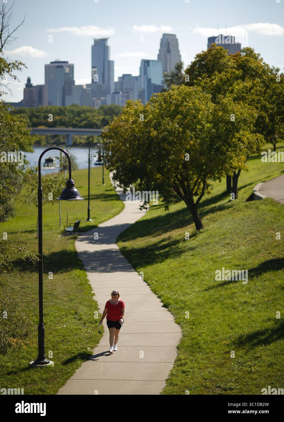 September 2014 – Minneapolis, MN, USA – der Wanderweg am Westufer des Mississippi River nördlich der Plymouth Ave. 15 Jahre nach der Enthüllung eines weitreichenden Plans zur Änderung des oberen Flussufers von Minneapolis bleiben viele der Projekte zur Umwandlung von Industrieländern in Parks und Wohnanlagen unerledigt. Einige Projekte gewinnen an Schwung, wie etwa die Verlängerung der Wanderwege am Ostufer des Flusses, um sie an die Westseite anzupassen, oder die Schaffung einer neuen Flussinsel für die Untersuchung von Lebensräumen und Wildtieren. Der Wanderweg am Westufer des Flusses, nördlich der Plymouth Ave. Bridge Tuesday af Stockfoto