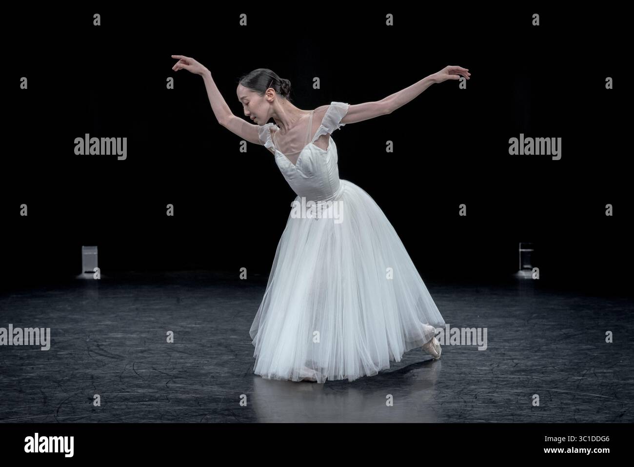 London, Großbritannien. Juli 2025. Yui Yonezawa tritt in „Giselle“ während einer Probenvorschau auf, während das National Ballet of Japan sein Debüt im Royal Opera House unter der Leitung ihres künstlerischen Leiters Miyako Yoshida gibt. Dies ist das erste Mal, dass eine asiatische Tanzkompanie seit mehr als 15 Jahren auf der Hauptbühne des Königlichen Opernhauses auftritt. Guy Corbishley/Alamy Live News Stockfoto
