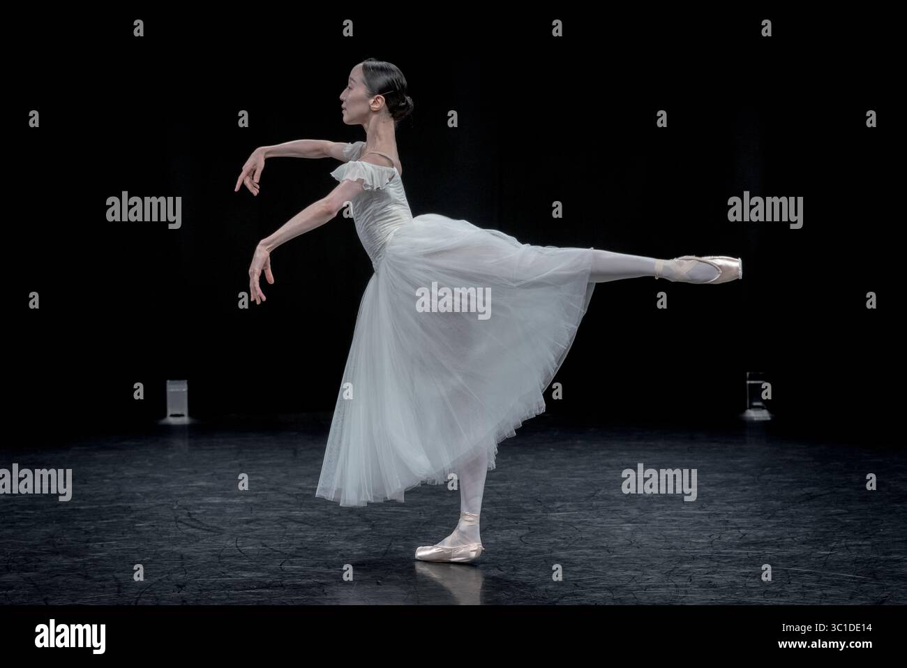 London, Großbritannien. Juli 2025. Yui Yonezawa tritt in „Giselle“ während einer Probenvorschau auf, während das National Ballet of Japan sein Debüt im Royal Opera House unter der Leitung ihres künstlerischen Leiters Miyako Yoshida gibt. Dies ist das erste Mal, dass eine asiatische Tanzkompanie seit mehr als 15 Jahren auf der Hauptbühne des Königlichen Opernhauses auftritt. Guy Corbishley/Alamy Live News Stockfoto