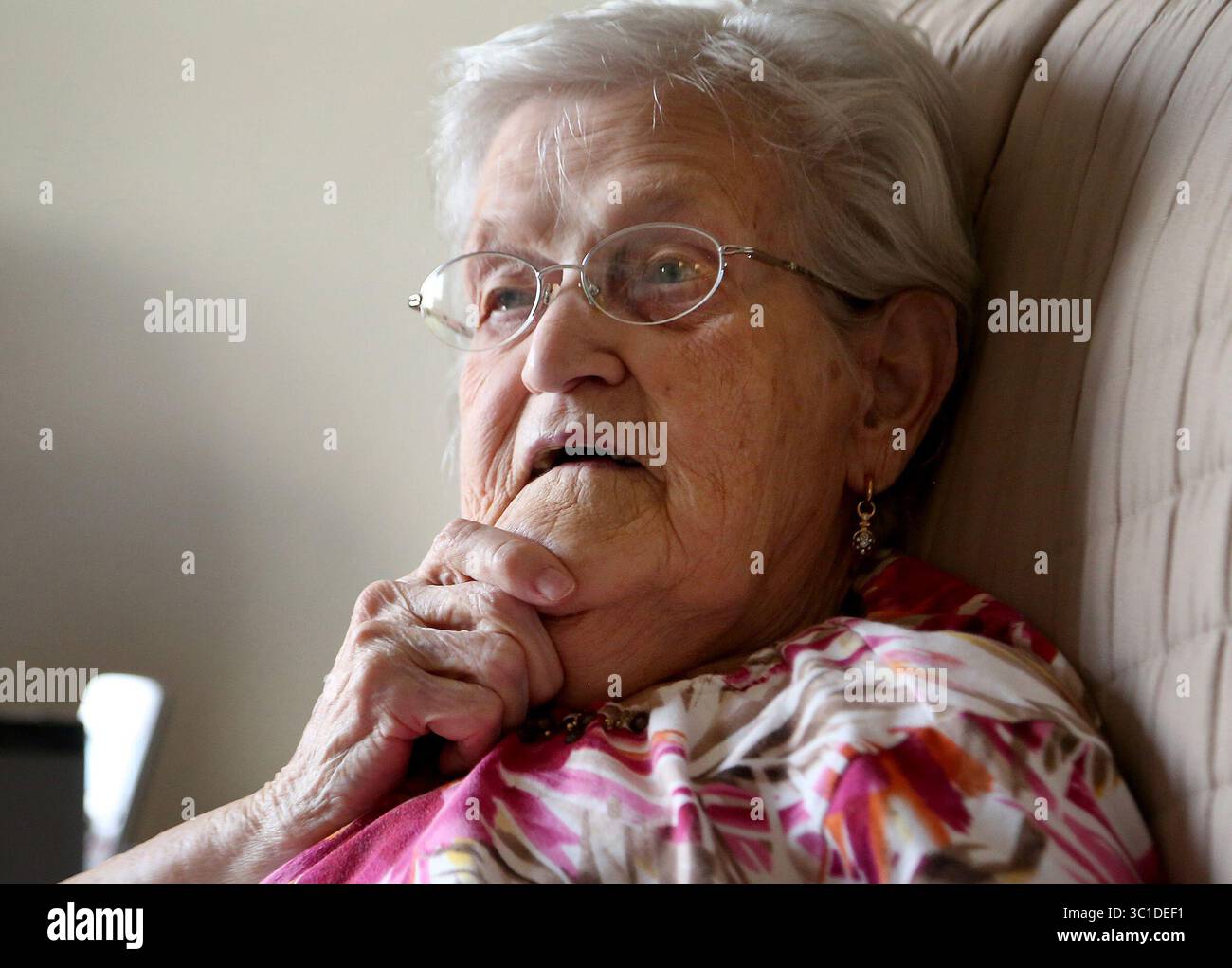 27. Juli 2017 - Fairmont, MN, USA - Elaine Cottew, 90, sitzt im Wohnzimmer ihres Seniorenheims in Goldfinch Estates, wo sie Anfang 2017 Opfer eines Drogenraubs geworden war und am Mittwoch, den 27. Juli 2017, in Fairmont gesehen wurde. MN. Cottew hat eine schwere Skoliose oder Krümmung der Wirbelsäule und hatte Schmerzmittel gegen die Erkrankung eingenommen. Aber während der Zeit, als die Medikamente gestohlen und durch Koffeinpillen ersetzt wurden, beschrieb Cottew sich selbst als zu schwach und lethargisch, um morgens aus dem Bett zu kommen. Cottew verpasste sogar ihren 90. Geburtstag und rief in letzter Minute Verwandte an, um abzusagen. „Das war ich Stockfoto