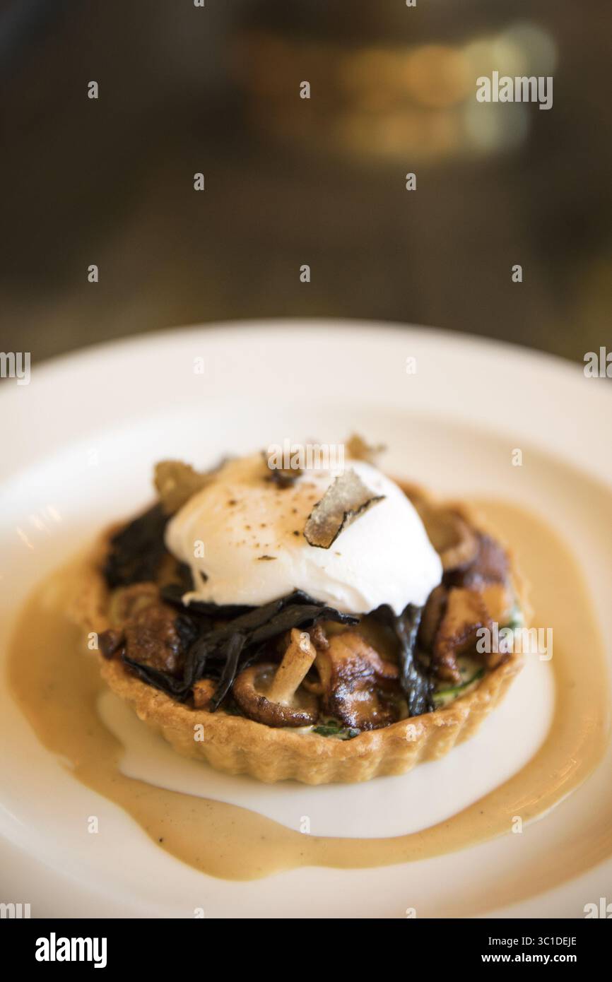19. Oktober 2017 - Minneapolis, MN, USA - Wild Mushroom Tart mit Spinat, pochiertem Ei und herbstlicher schwarzer Trüffel in der 510 Lounge. HINTERGRUNDINFORMATION: 510 Lounge in Minneapolis, fotografiert am Donnerstag, 19. Oktober 2017. (Kreditbild: Leila Navidi/Minneapolis Star Tribune/TNS via ZUMA Wire) Stockfoto