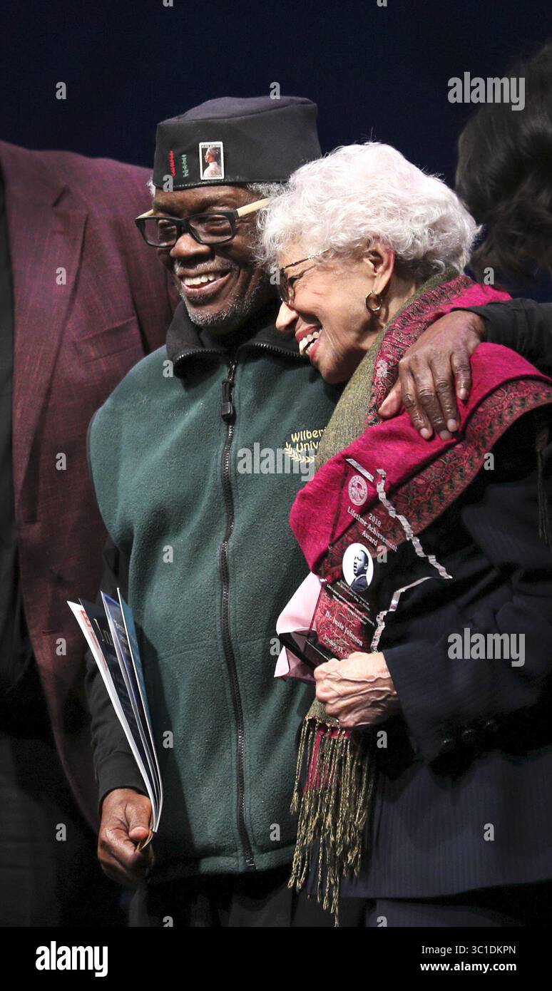 15. Januar 2018 - St. Paul, MN, USA - Gewinner des Lifetime Achievement Award 2018, Mahmoud El-Kati (Dozent, Schriftsteller und Kommentator für die afroamerikanische Erfahrung) und Dr. Josie Johnson (Lehrerin, Aktivistin und Verwaltungsrätin). Nach der Auszeichnung bei Gov Daytons Finale Martin Luther King Jr. Day Celebration im Ordway in St. Paul. Die Feier beinhaltete eine Jugendkundgebung, musikalische Darbietungen und eine Preisverleihung zu Ehren der Minnesotaner, die etwas bewirken. Das ist die 32. Jährliche MLK-Feier, die vom Gouverneursrat veranstaltet wird... Paul, MN 15.01.18. (Kreditbild: Brian Pete Stockfoto
