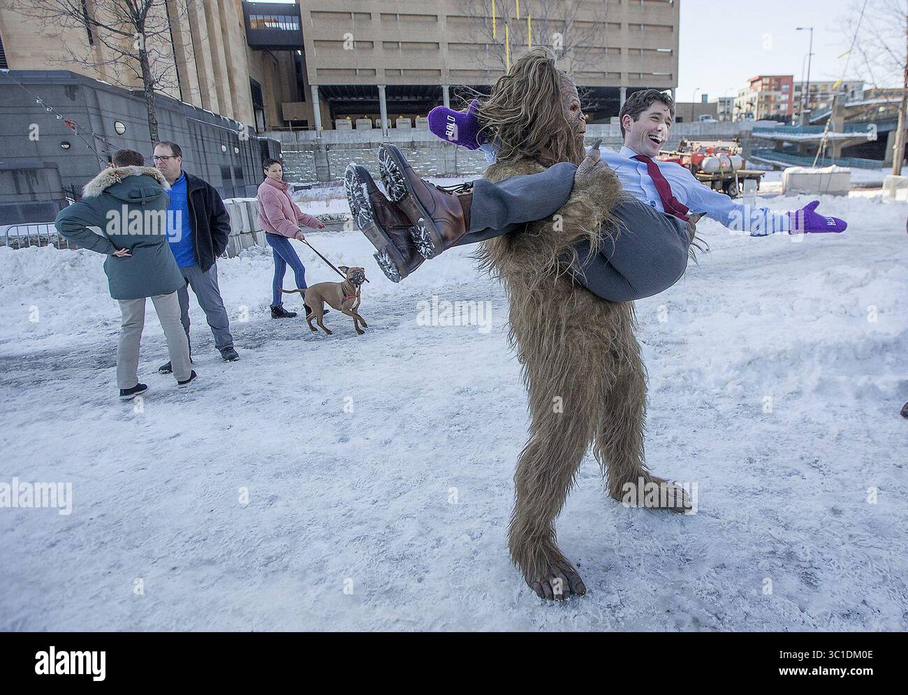26. Januar 2018 – Minneapolis, MN, USA – Vereinigte Staaten – der Bürgermeister von Minneapolis Jacob Frey wurde am Freitag, 26. Januar 2018 in Minneapolis, MN, von Jack Link's Jerky Sasquatch hochgehoben, nachdem er sich über die Seilrutsche am Mississippi River entlang Viktor the Viking auf dem Weg machte. .. (Kreditbild: Elizabeth Flores/Minneapolis Star Tribune/TNS via ZUMA Wire) Stockfoto