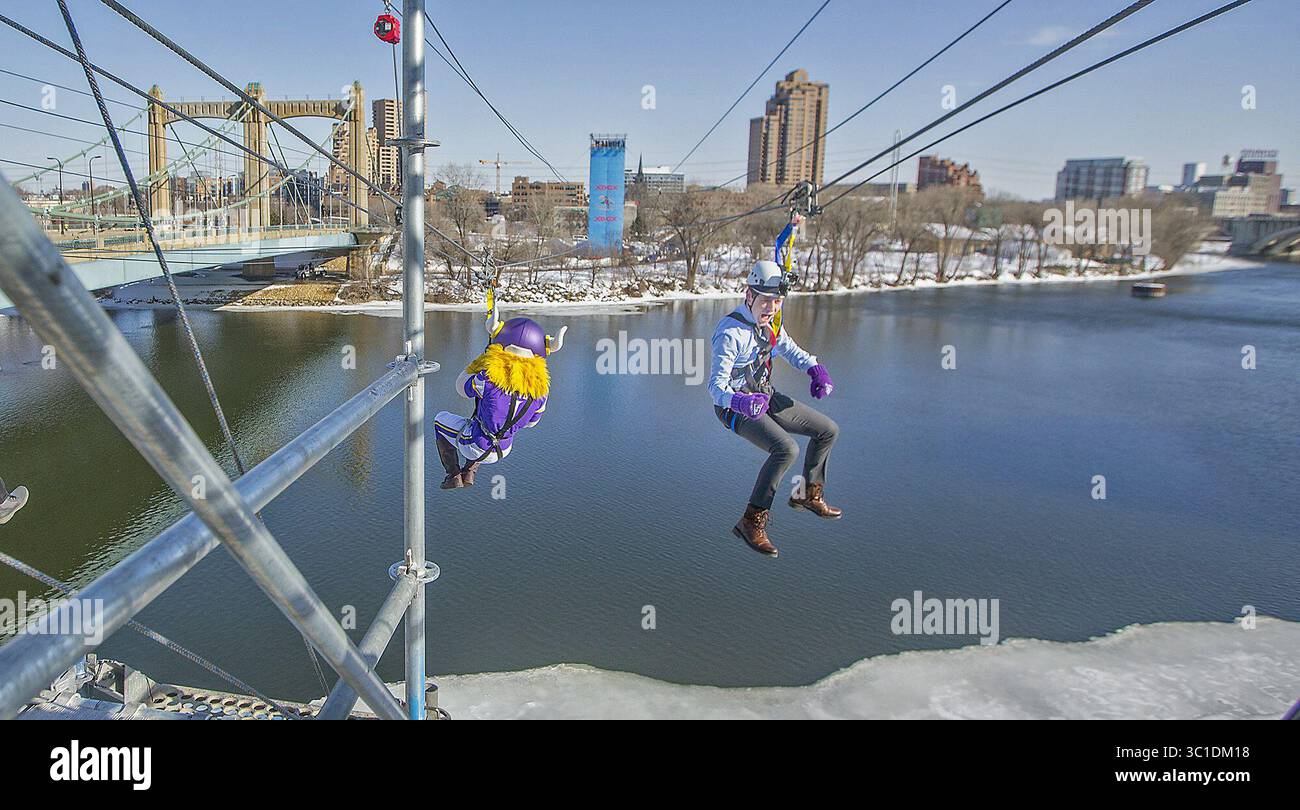 26. Januar 2018 – Minneapolis, MN, USA – Vereinigte Staaten – der Bürgermeister von Minneapolis Jacob Frey überquerte den Mississippi River mit einer Seilrutsche neben Viktor the Viking, Freitag, 26. Januar 2018 in Minneapolis, MN. .. (Kreditbild: Elizabeth Flores/Minneapolis Star Tribune/TNS via ZUMA Wire) Stockfoto