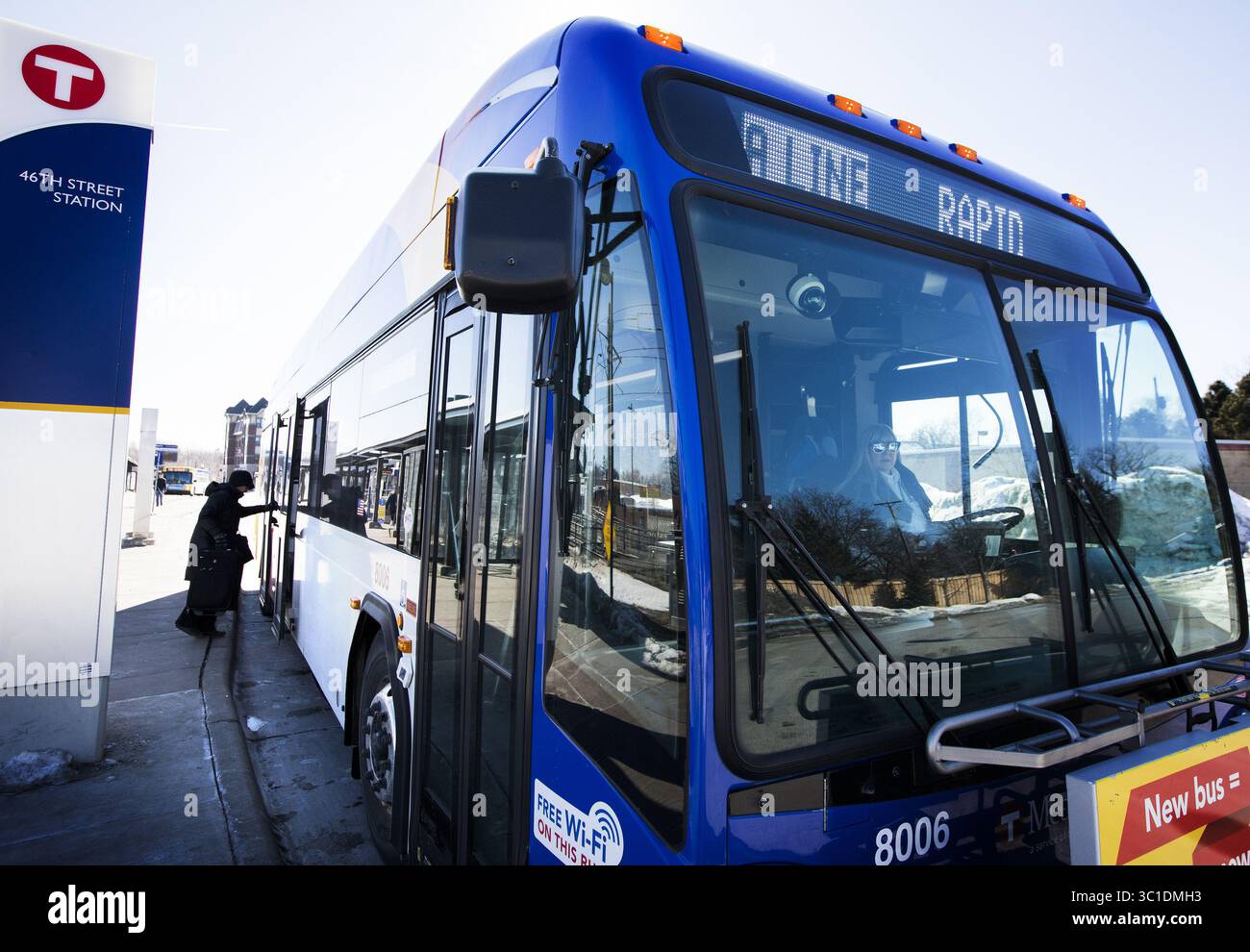 16. Februar 2018 - Minneapolis, MN, USA - Ein Fahrer steigt in den A-Line Bus ab der 46th Street Blue Line LRT Station. ...HINTERGRUNDINFORMATION: Der A-Line Bus hält am Freitag, 16. Februar 2018, an der 46th Street Blue Line LRT Station in Minneapolis. Zwei neue Schnellbusprojekte in den Twin Cities sind diese Woche vorangebracht worden, die C-Linie und die D-Linie. (Kreditbild: Leila Navidi/Minneapolis Star Tribune/TNS via ZUMA Wire) Stockfoto