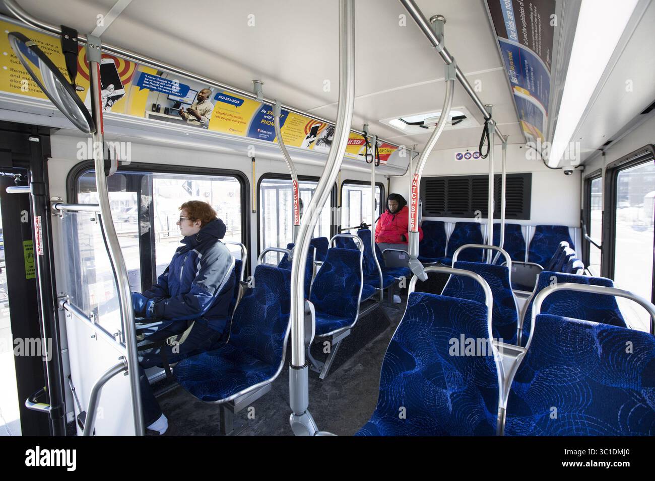 16. Februar 2018 - Minneapolis, MN, USA - Fahrer im A-Line Bus von der 46th Street Blue Line LRT Station, David White, links und Lamont Butler, Mitte. ...HINTERGRUNDINFORMATION: Der A-Line Bus hält am Freitag, 16. Februar 2018, an der 46th Street Blue Line LRT Station in Minneapolis. Zwei neue Schnellbusprojekte in den Twin Cities sind diese Woche vorangebracht worden, die C-Linie und die D-Linie. (Kreditbild: Leila Navidi/Minneapolis Star Tribune/TNS via ZUMA Wire) Stockfoto