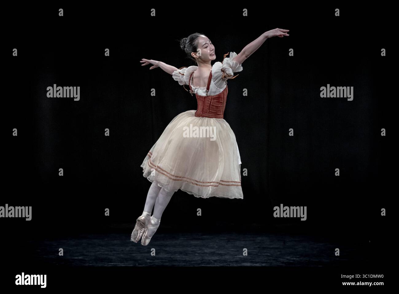 London, Großbritannien. Juli 2025. Risako Ikeda tritt in „Giselle“ während einer Probenvorschau auf, während das National Ballet of Japan sein Debüt im Royal Opera House unter der Leitung ihres künstlerischen Leiters Miyako Yoshida gibt. Dies ist das erste Mal, dass eine asiatische Tanzkompanie seit mehr als 15 Jahren auf der Hauptbühne des Königlichen Opernhauses auftritt. Guy Corbishley/Alamy Live News Stockfoto