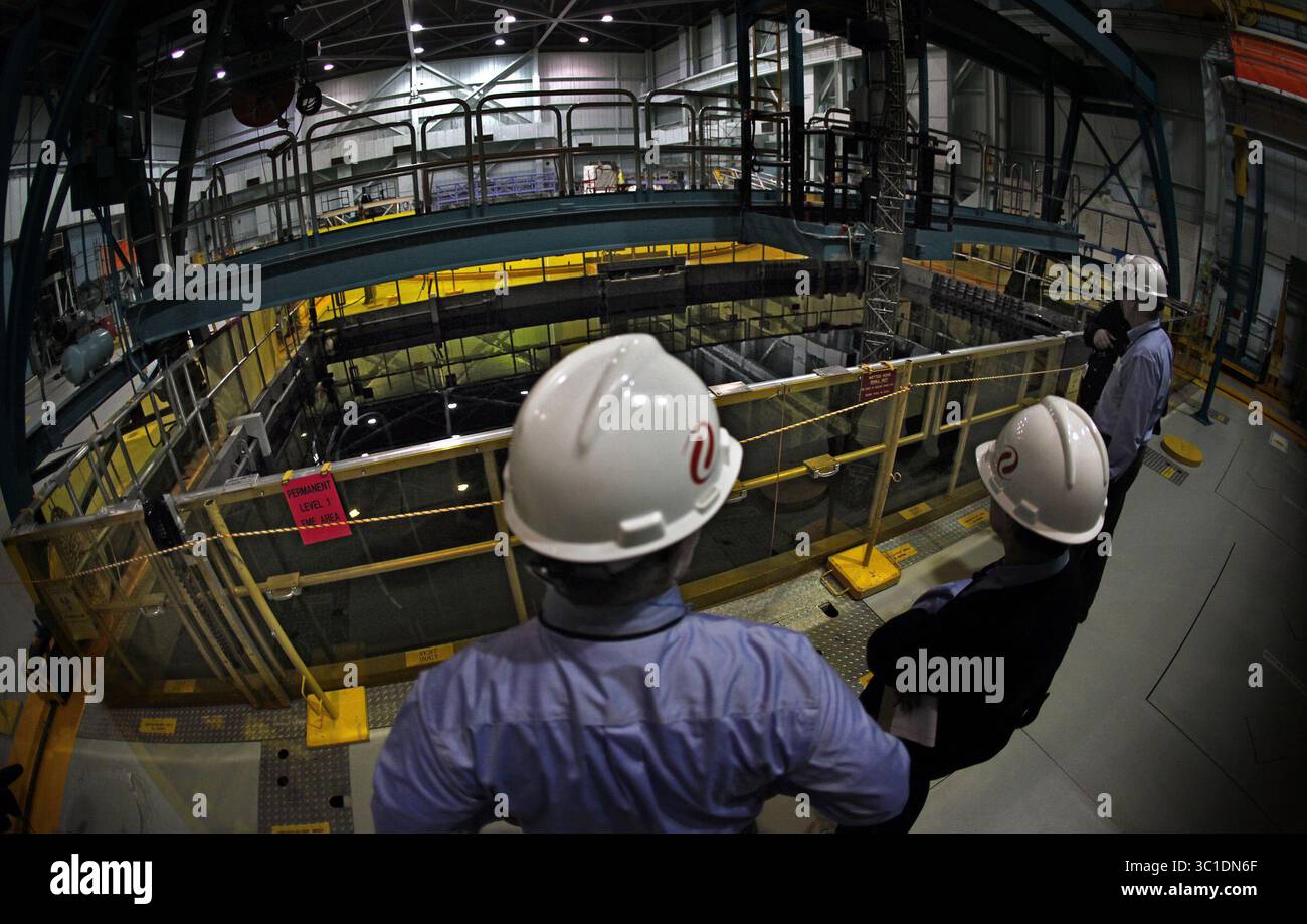 28. Februar 2012 - Monticello, MN, USA - Beamte von Xcel Energy und andere untersuchen das 38 Meter tiefe Becken, in dem sich abgebrannte Brennstäbe befinden, die aus dem Reaktor entfernt wurden. Die Stangen, bedeckt mit 24 Fuß Wasser, kochen etwa ein Jahrzehnt lang, bevor sie in Fässer gebracht werden, die im Freien gelagert werden. Kräne über dem Pool helfen, die Kraftstoffstangen zu bewegen. â€¢ (/STAR TRIBUNE) / 28. Februar 2012 / 9:00 UHR , Monticello, MN HINTERGRUNDINFORMATIONEN: Das Kernkraftwerk Monticello wird von Xcel Energy betrieben. Das 1971 eröffnete Kraftwerk erzeugt genug Strom, um fast eine halbe Million Haushalte zu versorgen. (C Stockfoto