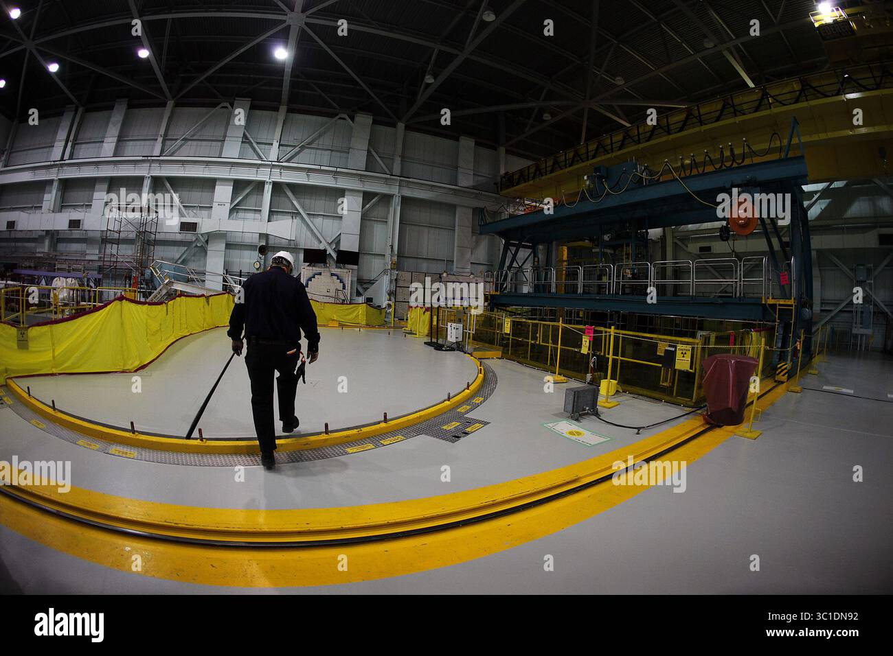 28. Februar 2012: Monticello, MN, USA: Der Atomingenieur von Xcel Energy, Jeff Davis, betritt auf einer verschraubten Stahlplatte an der Spitze des Atomkraftwerks Monticello. Rechts befindet sich ein 38 Meter tiefer Pool, in dem verbrauchte Brennstäbe, die aus dem Reaktor genommen wurden, etwa ein Jahrzehnt lang köcheln, bevor sie in Fässer transportiert werden, die im Freien gelagert werden. Bei der Anlage handelt es sich um einen kochenden Wasserreaktor, der den bei der Katastrophe von Fukushima im März 2011 beschädigten Reaktor ähnelt. In drei japanischen Werken ist dies Teil des Gebäudes, das explodierte, weil im Reaktor während der Krise Wasserstoffgas erzeugt und nicht rechtzeitig abgelassen wurde. JIM (/S Stockfoto