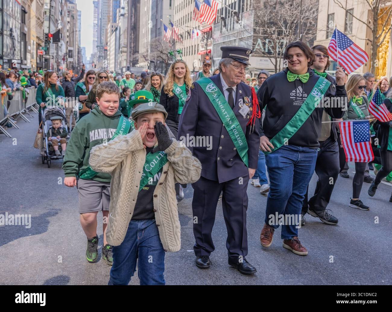 NEW YORK, New YORK – 16. März 2024: Ein Kontingent, das das Manhattan College vertritt, marschiert 2024 bei der New York City Saint Patrick’s Day Parade. Stockfoto
