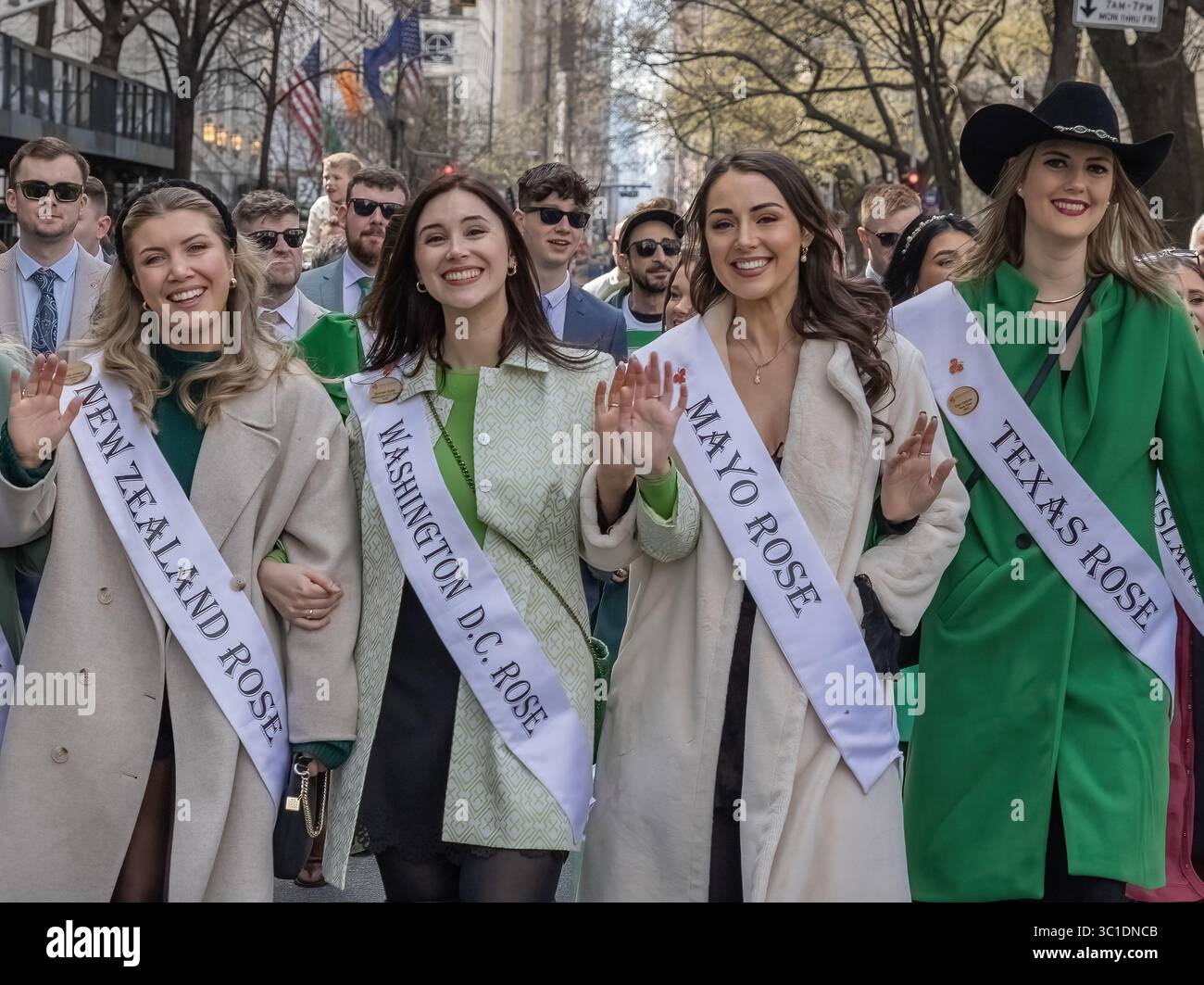 NEW YORK, N.Y. – 16. März 2024: Marchers repräsentieren das Rose of Tralee International Festival march bei der Saint Patrick’s Day Parade in New York City. Stockfoto