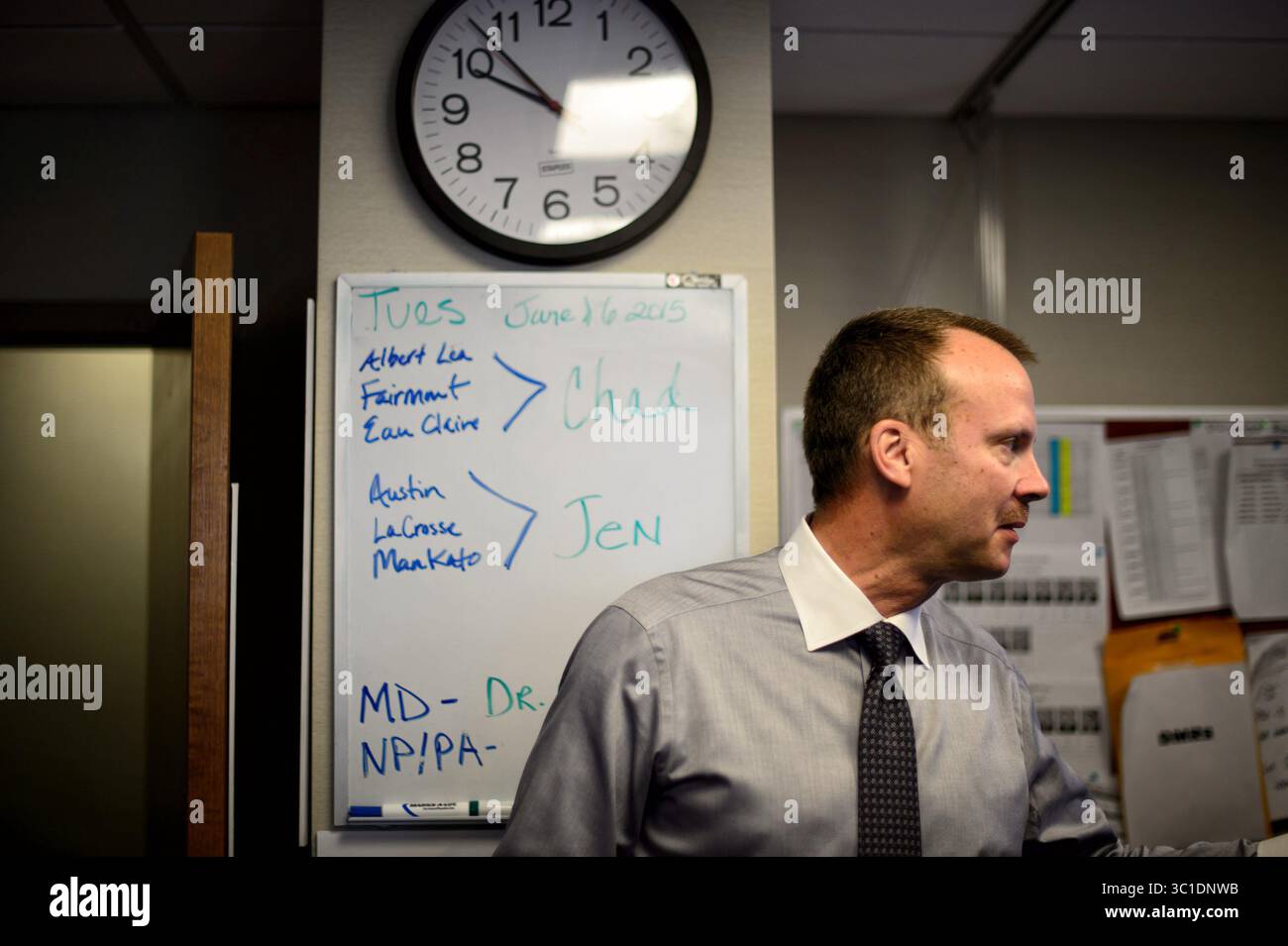 16. Juni 2015 - Rochester, Minnesota, USA - derzeit überwacht die Mayo EICU, oder elektronische Intensivstation, 73 Intensivstationen im Mayo Clinic Health System im Süden von Minnesota und kleinen Teilen von Iowa und Wisconsin. Im Rahmen des Pilotprogramms soll im September auf 101 Betten erweitert werden. Dr. Daniel Brown ist Direktor der Intensivmedizin für Mayo und der diensthabende Arzt auf der EICU. Dienstag, 16. Juni 2015 in einem Raum der Mayo Clinic sehen Ärzte TV-ähnliche Bildschirme, um die Versorgung von Patienten auf Intensivstationen Hunderte von Meilen entfernt zu leiten. In einem anderen Raum überwacht das Personal den Blutdruck Stockfoto