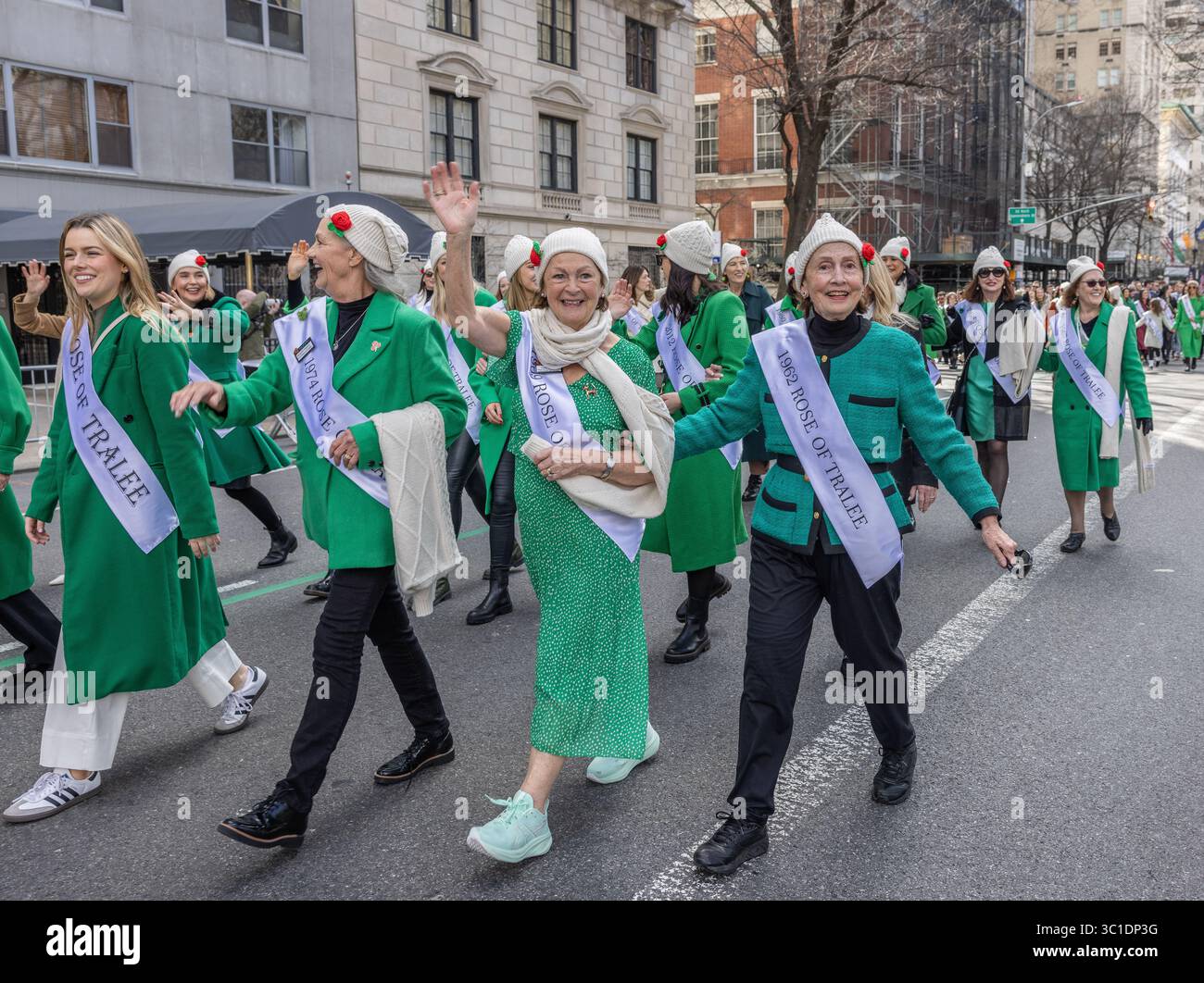 NEW YORK, N.Y. – 16. März 2024: Marchers repräsentieren das Rose of Tralee International Festival march bei der Saint Patrick’s Day Parade in New York City. Stockfoto