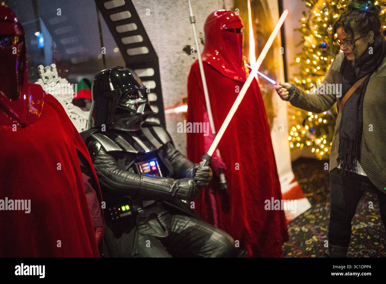 14. Dezember 2017: St. Paul, Minnesota, USA – USA – John Whitt, der seit 2008 Darth Vader spielt, schloss die Lichtsäbel mit Kerry Gullickson, der mehrere Mini-Lichtschwerter hatte, um ihr Haarbutt zusammenzuhalten. Ab 17:00 Uhr gibt es eine kostümierte Star Wars-Figur im IMAX Minnesota Zoo Theater. Richard (Kreditbild: Richard Tsong-Taatarii/Minneapolis Star Tribune/TNS via ZUMA Wire) Stockfoto