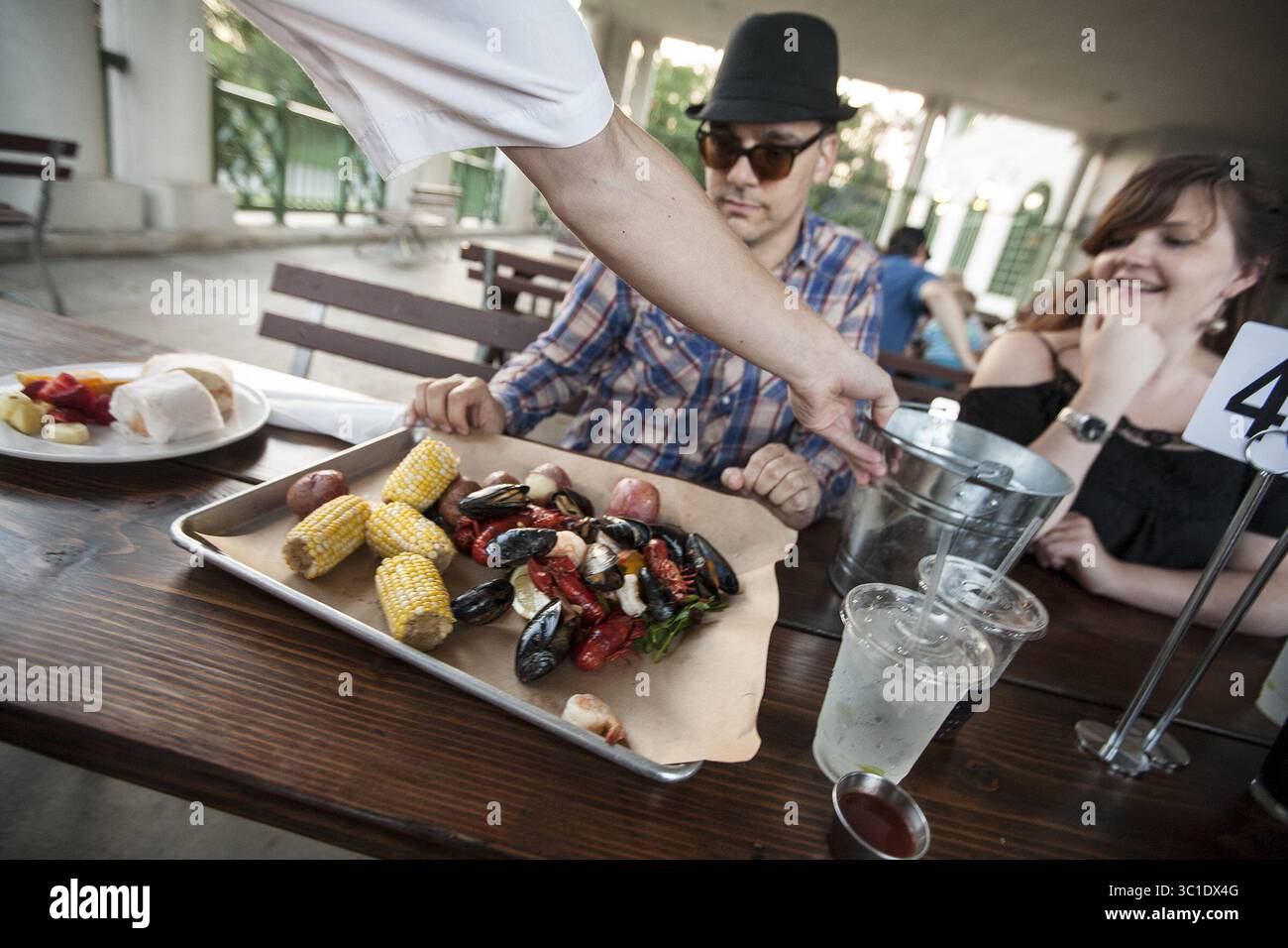 15. September 2015 – St. Paul, MN, USA – das Seafood Boil wird aus einem Eimer für Matt Rolfe und Brandy Fritz aus Plymouth am Como Dockside in St. Paul 15. September 2015 gegossen. (Kreditbild: Courtney Perry/Minneapolis Star Tribune/TNS via ZUMA Wire) Stockfoto