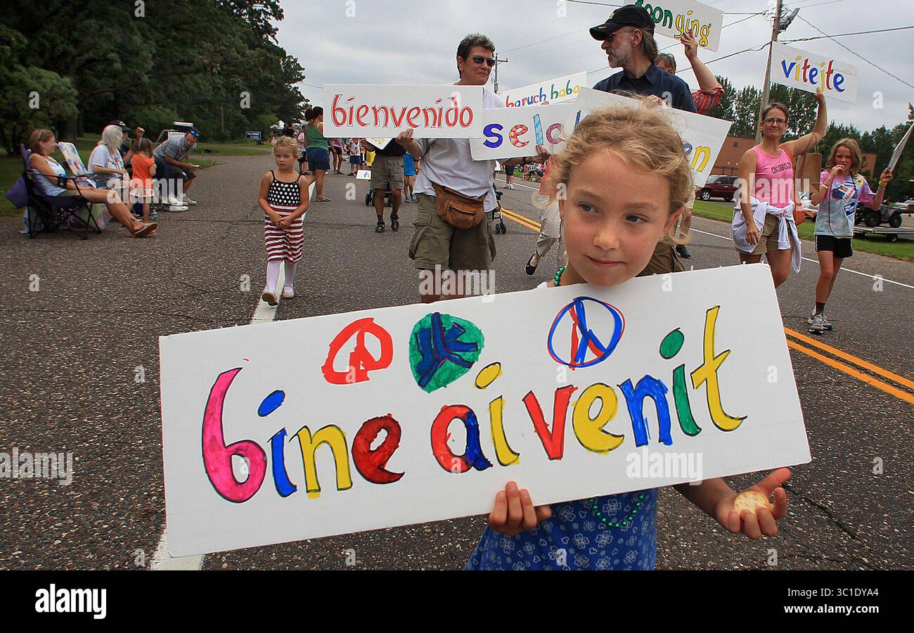 21. August 2010 - Lino Lakes, MN, USA - Vereinigte Staaten - Seen/21. August 2010/11:00 UHR als Reaktion auf die kürzlich vom Lino Lakes City Council verabschiedete Resolution, die Englisch zur offiziellen Sprache der communitiesÕ machte, beschloss eine Gruppe, an der Blue Heron Days Parade 2010 teilzunehmen, indem sie ÒWelcomeÓ-Schilder in verschiedenen Sprachen mit sich führte. AUF DIESEM FOTO: Huyena (cq)Langmead, 7, Circle Pines, war vorne und im Mittelpunkt, als sie und andere ihre Willkommensschilder trugen. (Bild: Jim Gehrz/Minneapolis Star Tribune/TNS via ZUMA Wire) Stockfoto