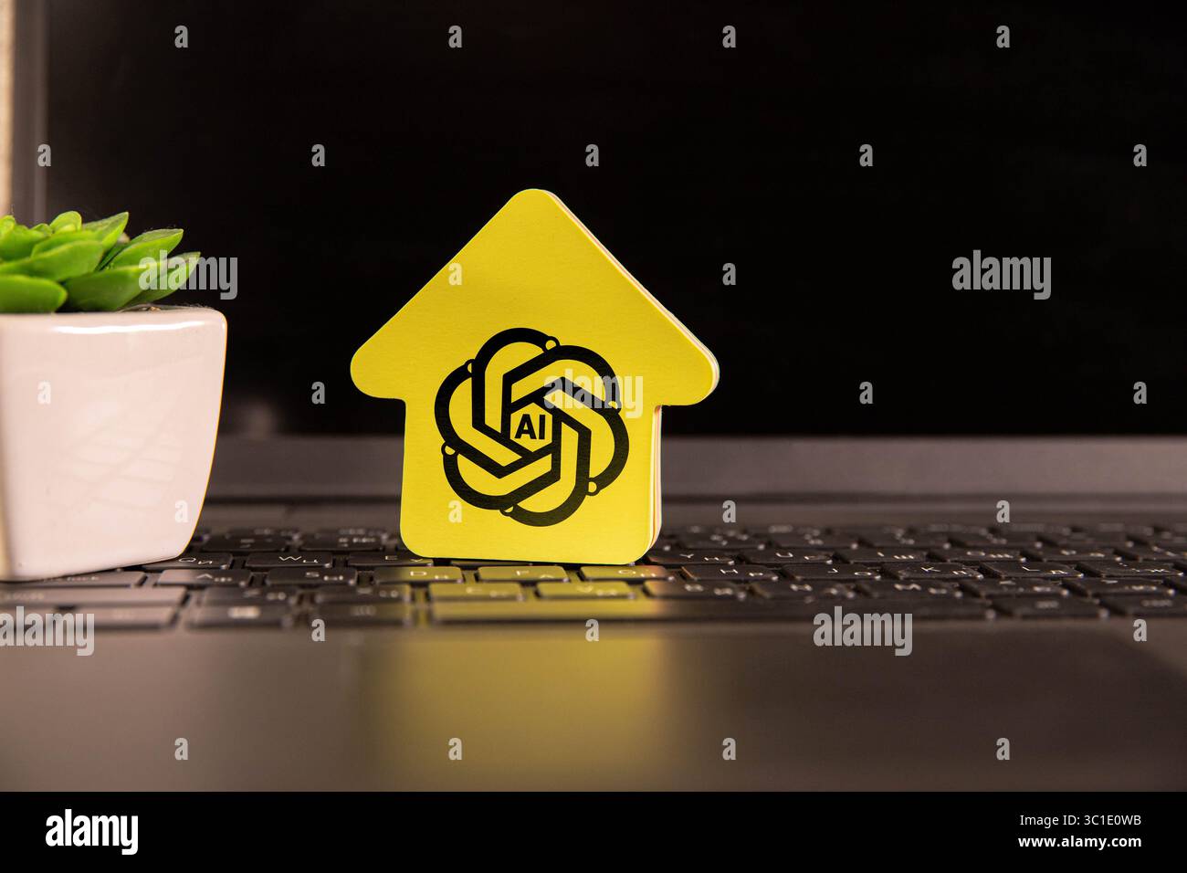 Frau, die ein Headset trägt, einen Laptop benutzt, umgeben von futuristischen KI-Konzeptsymbolen auf blauem Hintergrund, die Technologie und Innovation symbolisieren Stockfoto