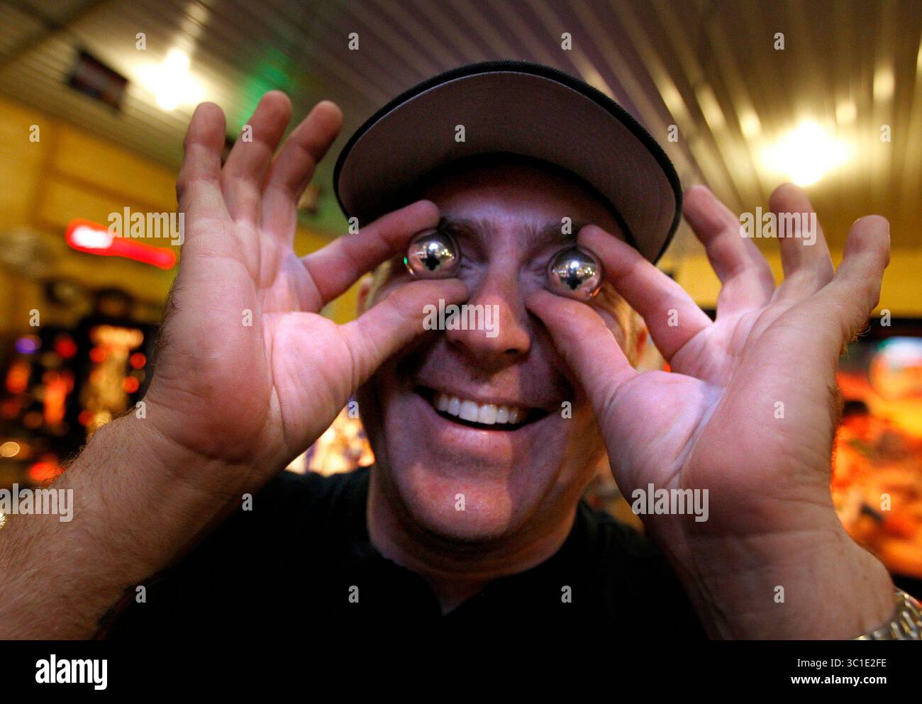 27. Oktober 2010 - Cokato, MN, USA - TOM WALLACE Aufgabe #20014748A Slug: Pinball1111 Datum: 27. Oktober   Jason und Sara Rufer haben mehr als 90 Flipperautomaten in ihrem Haus in Cokato. Die IFPA7-Weltmeisterschaften fanden im vergangenen Frühjahr in ihrem Haus statt. Ein Blick auf die Sammlung und die Leute dahinter.   AUF DIESEM FOTO macht Jason während des Fotoshootings und des Interviews rumläutscht, der Flippermagier mit über 90 Maschinen in seiner Stabscheune auf seinem Grundstück. (Kreditbild: Wallace, Tom/Minneapolis Star Tribune/TNS via ZUMA Wire) Stockfoto