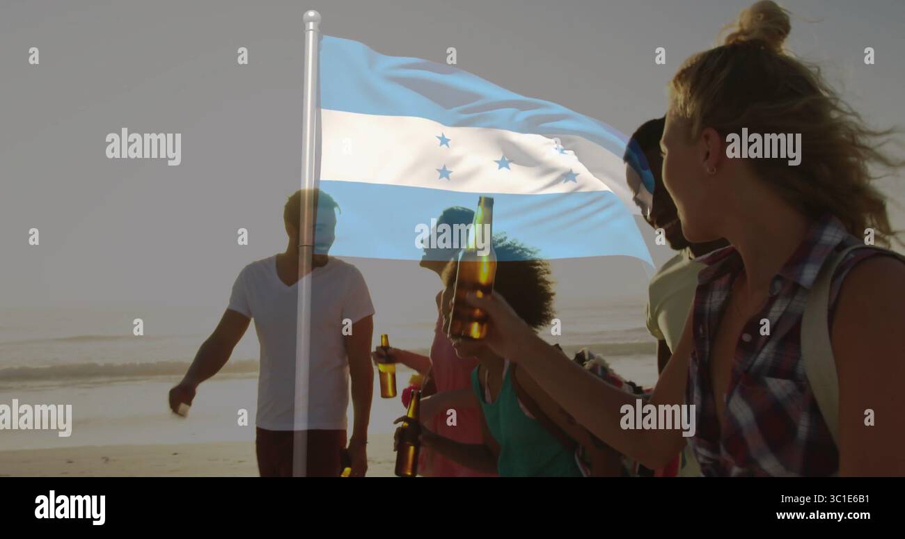Fünf Freunde spazieren, plaudern mit Bierflaschen am Strand bei Sonnenuntergang, mit blau weiß gestreifter Flagge Stockfoto