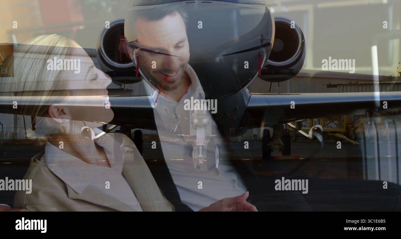 Scrollendes digitales Tablet, Kollegen in Geschäftskleidung sitzen in der Flughafenlounge, Blick auf den Privatjet Stockfoto