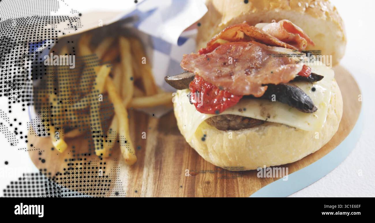Sesamburger mit Rindfleisch, Käse, Paprika, Pilzen an Bord mit Pommes frites Stockfoto