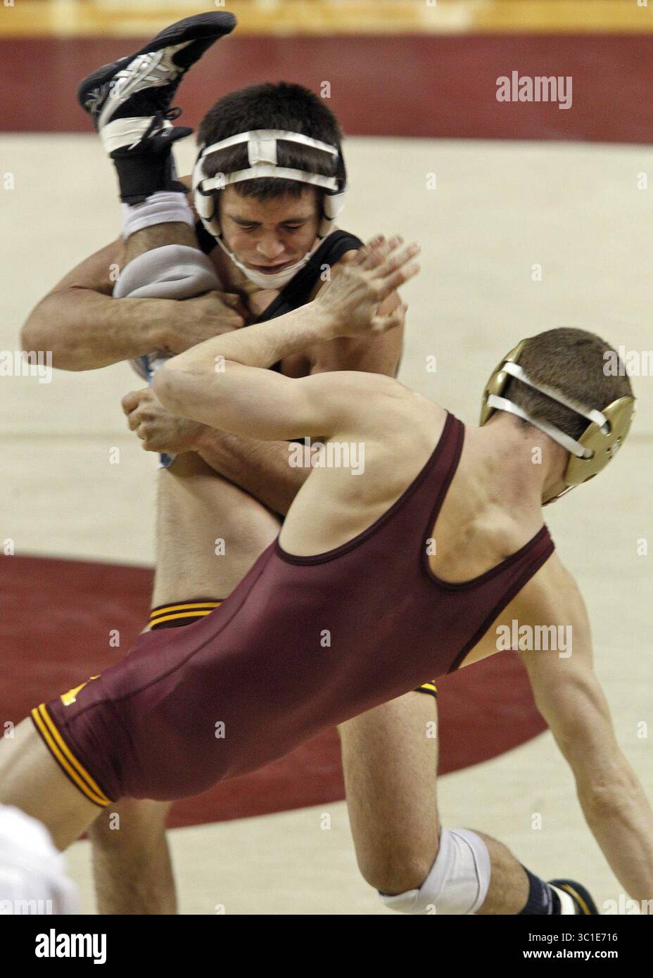 Februar 2011 - Minneapolis, MN, USA - MARLIN-INFORMATIONEN Minnesota Gophers vs. Iowa Wrestling. Iowa gewann das Treffen von 19:12. AUF DIESEM FOTO: Iowa's Tony Ramos, Top warf Minnesota's David Thorn auf die Matte und gewann das Spiel in der 133 lb Division. (Kreditbild: Marlin Levison/Minneapolis Star Tribune/TNS via ZUMA Wire) Stockfoto