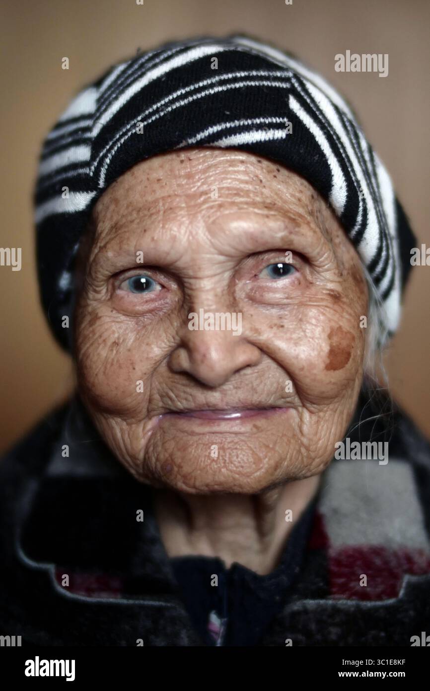 27. August 2017 – St. Paul, MN – Minnesota, USA – USA – Daphne Tunbaw, 97, hat fünf Enkel und Urenkel in der Sonntagsschule. Allein St. Paul's First Baptist hat sechs neue Karen-Kirchen geboren, und ihre Mitglieder sind immer noch drei Viertel Karen. Ein neuer Hollywood-Film über Karen-Flüchtlinge, die eine sterbende Tennessee-Kirche retten, erscheint im August. (Kreditbild: Richard Tsong-Taatarii/Minneapolis Star Tribune/TNS via ZUMA Wire) Stockfoto