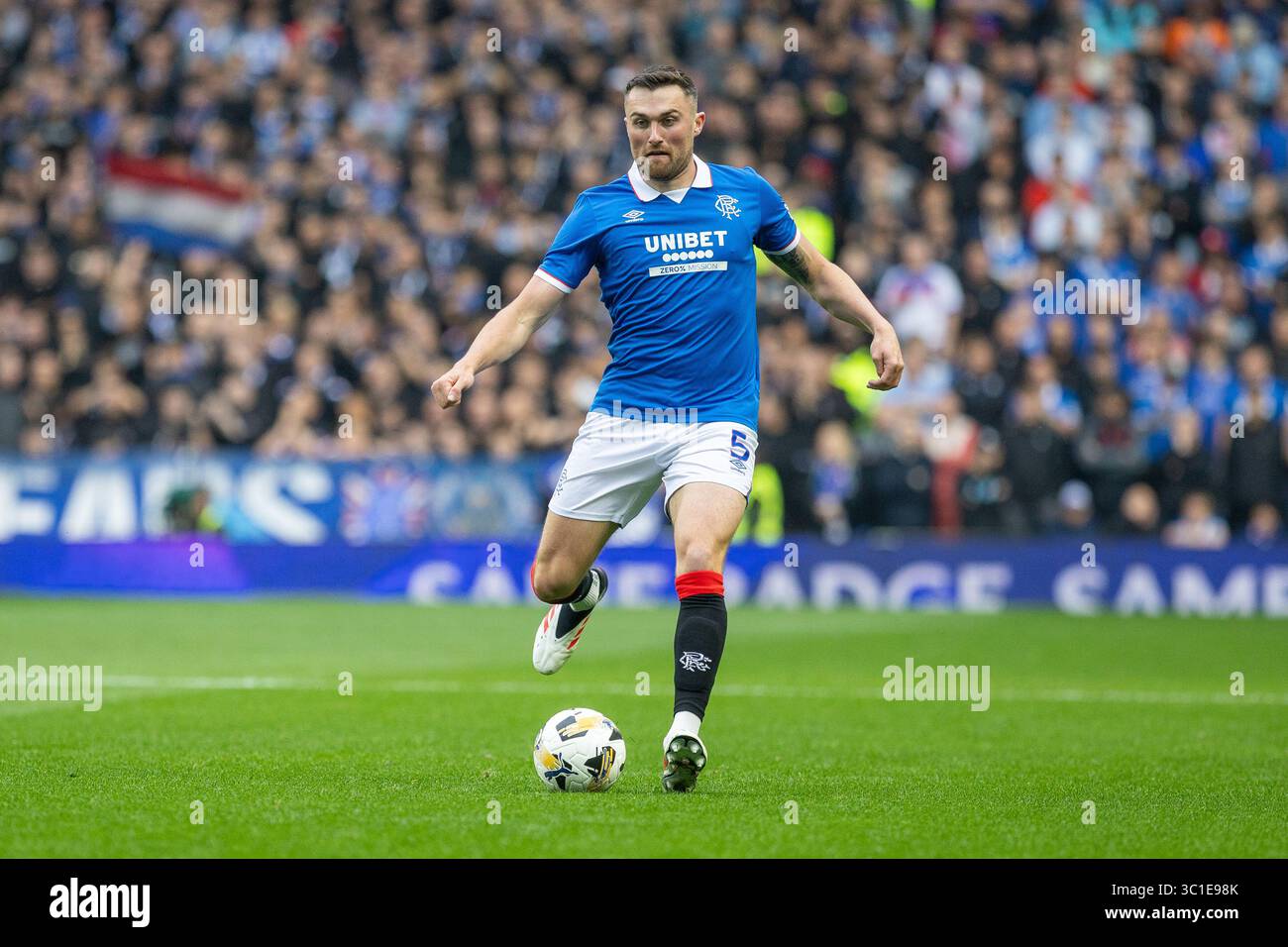 Glasgow, Großbritannien. Juli 2025. Rangers FC spielte Panathinaikos FC im Ibrox Stadium in Glasgow, Schottland, dem Heimstadion des Rangers FC, in der zweiten Qualifikationsrunde der UEFA Champions League 2025/2026. Das Ergebnis war die Rangers 2:0 Panathinaikos. Bild von John Souttar (R5). Quelle: Findlay/Alamy Live News Stockfoto