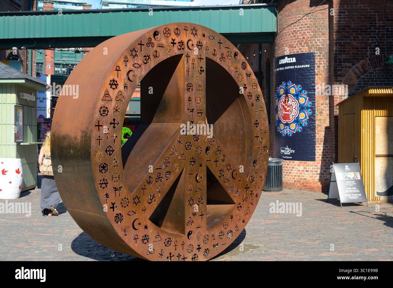 Große Skulptur des Friedensschildes mit verschiedenen religiösen und spirituellen Symbolen im Distillery District Stockfoto
