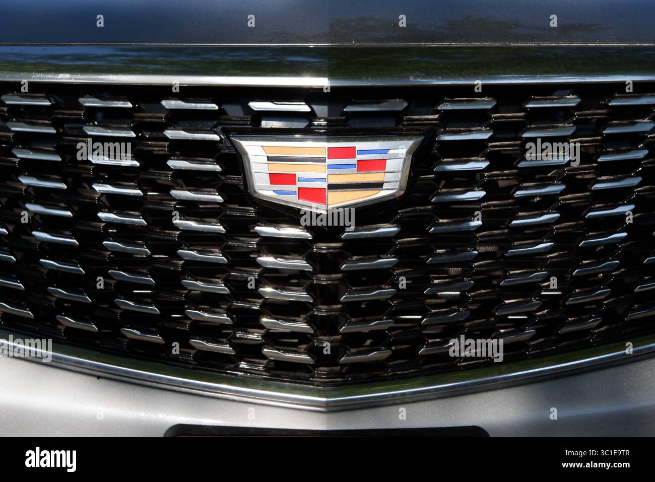 Logo von Cadillac im Kühlergrill Stockfoto