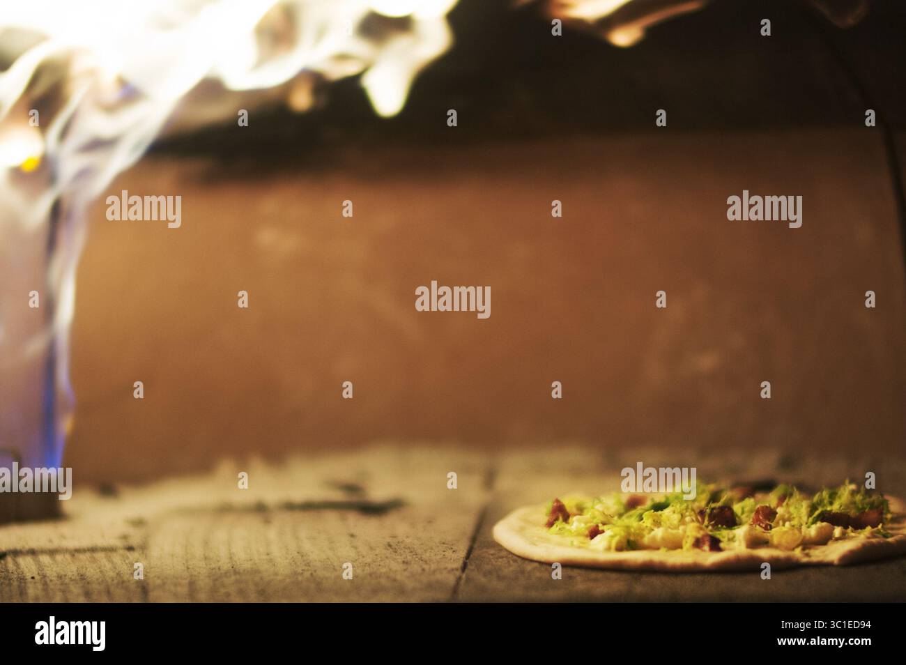 11. Januar 2016 - Richfield, Minnesota, USA - Chef/Eigentümer Ben Rients hat eine erstklassige Pizza kreiert, einschließlich der Guanciale-Pizza, die gesalzenes Schweinefleisch, geriebenes Fleisch und Rosenkohl sowie Ahornsirup enthält / (Credit Image: Richard Tsong-Taatarii/Minneapolis Star Tribune/TNS via ZUMA Wire) Stockfoto