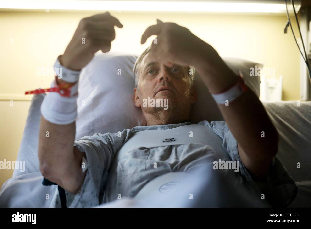 2. November 2017 - Minneapolis, MN, USA - aus seinem Krankenhauszimmer in HCMC erzählt der Hirschjäger Phil Martinson, 58, aus Cokato, von einem Baum gefallen zu sein, während er seinen Baumstand für die Jagdsaison am vergangenen Freitag, 22. Oktober, aufstellte. Martinson erlitt beim Sturz einen gebrochenen L1-Wirbel und wurde am 29. Oktober operiert. Martinson will, dass andere Jäger die Risiken erkennen, die die Jagd von einem Baumbestand aus mit sich bringt. In Zukunft sagte er, er werde drei Dinge anders machen, wenn er jagt. Er wird nun von einem Baumstand aus jagen, der mit einer Leiter ausgestattet ist. Er jagt auch nicht allein von einem Baumstand, sondern hat irgendwann einen Jagdkumpel Stockfoto