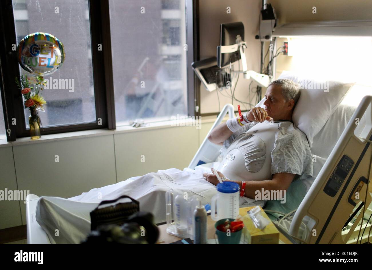 2. November 2017 - Minneapolis, MN, USA - aus seinem Krankenhauszimmer in HCMC erzählt der Hirschjäger Phil Martinson, 58, aus Cokato, von einem Baum gefallen zu sein, während er seinen Baumstand für die Jagdsaison am vergangenen Freitag, 22. Oktober, aufstellte. Martinson erlitt beim Sturz einen gebrochenen L1-Wirbel und wurde am 29. Oktober operiert. Martinson will, dass andere Jäger die Risiken erkennen, die die Jagd von einem Baumbestand aus mit sich bringt. In Zukunft sagte er, er werde drei Dinge anders machen, wenn er jagt. Er wird nun von einem Baumstand aus jagen, der mit einer Leiter ausgestattet ist. Er jagt auch nicht allein von einem Baumstand, sondern hat irgendwann einen Jagdkumpel Stockfoto