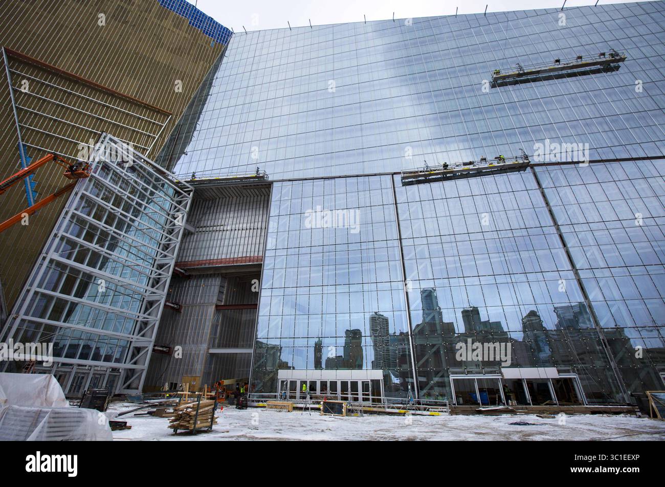 26. Januar 2016 – Minneapolis, MN, USA – alle fünf hydraulisch schwenkbaren Glastüren auf der Westseite des Stadions wurden installiert. Die größte der Türen wurde geöffnet, damit die Arbeiter die endgültigen Dichtungen anbringen können. Die größte Tür, die 50 Meter mal 95 Meter groß ist, wird am Freitag geschlossen. . Minneapolis, MN - 26/2016 (Kreditbild: Brian Peterson/Minneapolis Star Tribune/TNS via ZUMA Wire) Stockfoto
